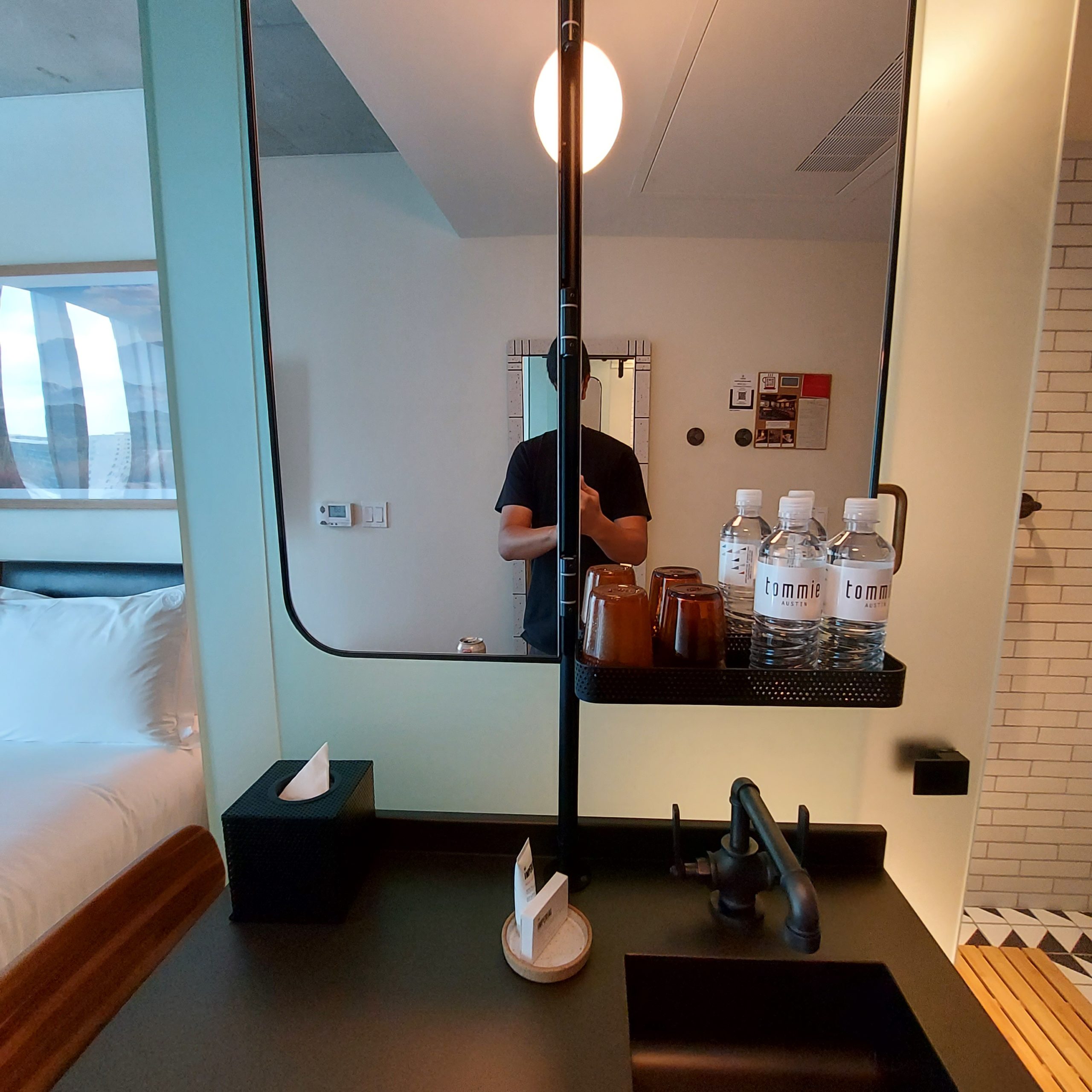 机の上に鏡がある部屋