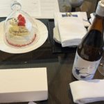 テーブルの上にあるワインと食べ物