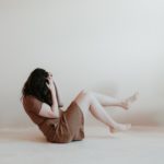 ベッドに横たえている女性