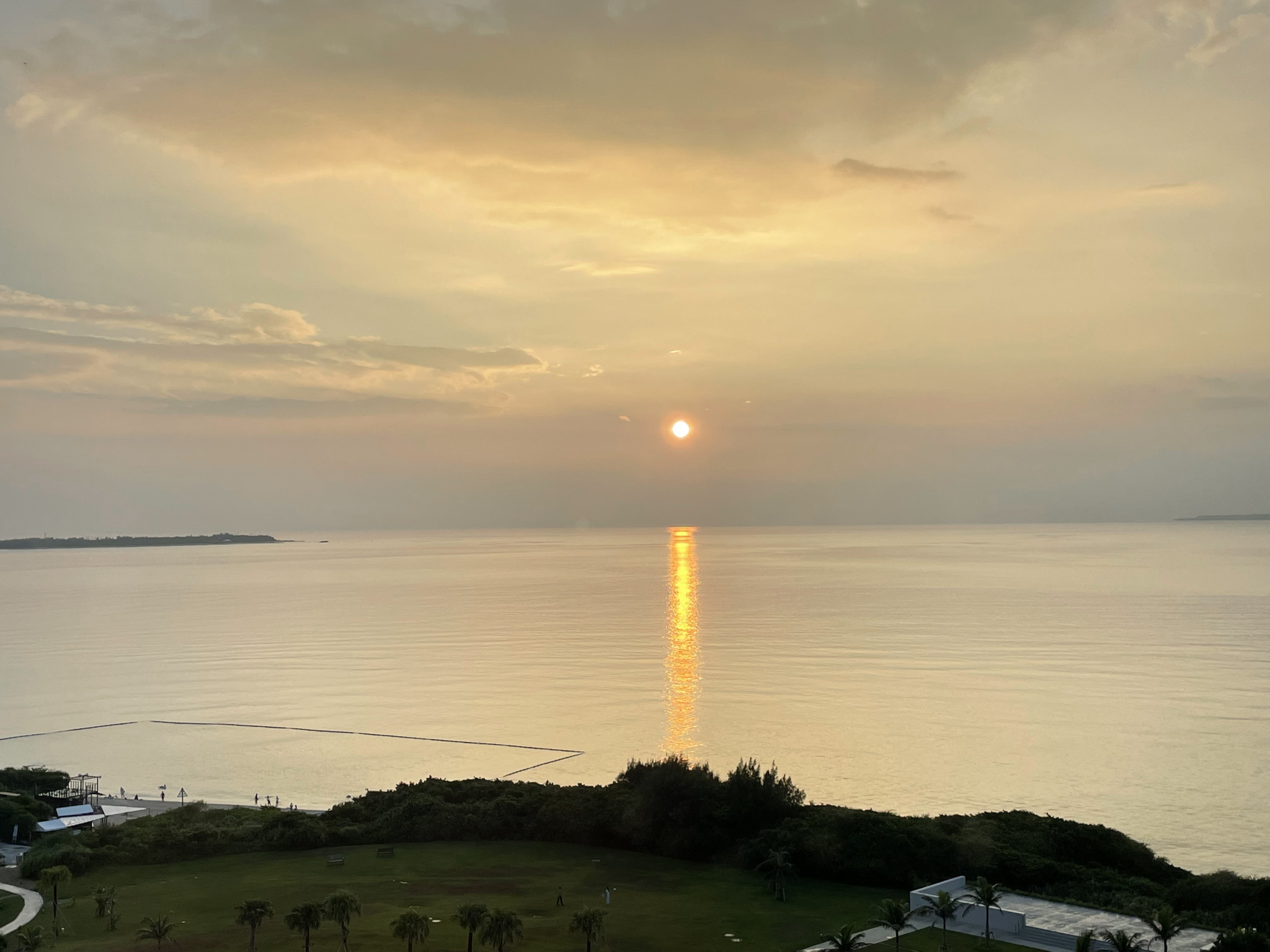 夕日が見える湖