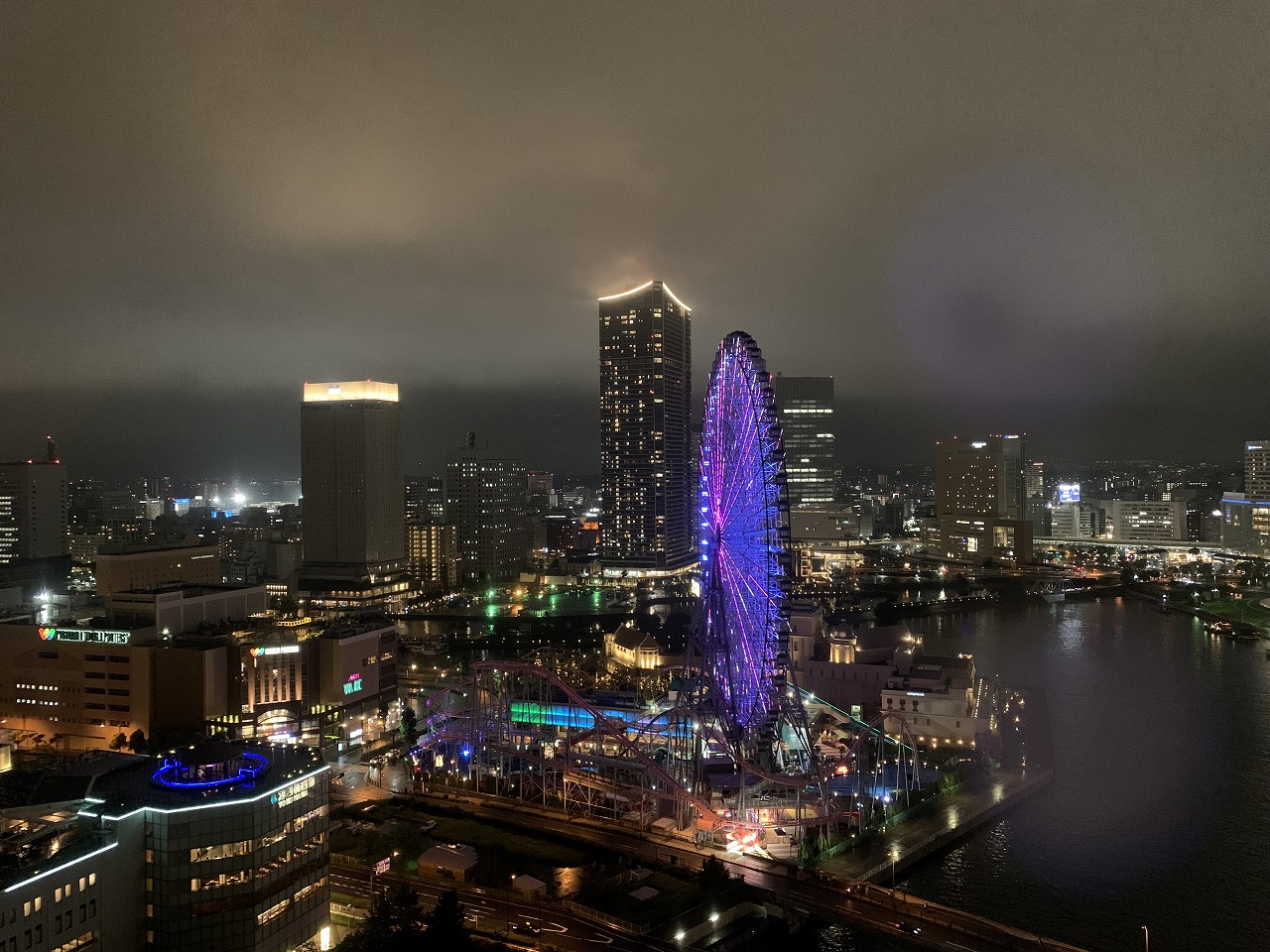 夜の街の夜景