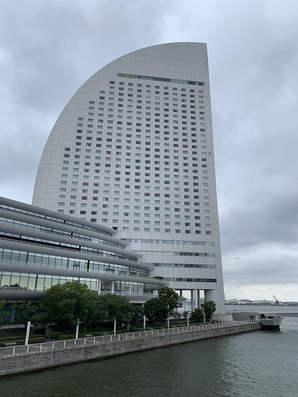 水の上に立っている高層ビル