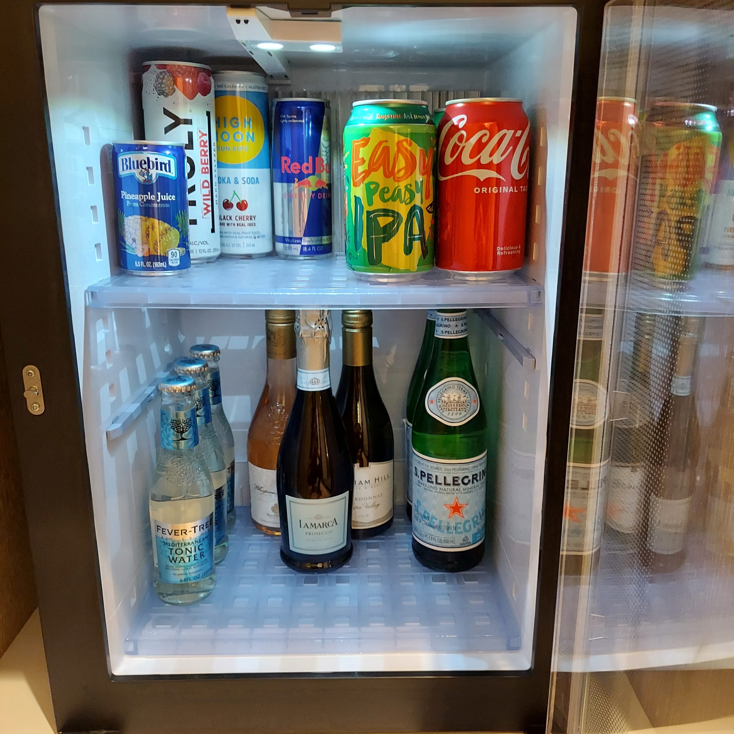 冷蔵庫の上にある数種類の瓶