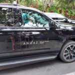 車の隣に駐車した車