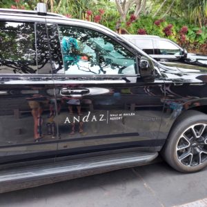 車の隣に駐車した車
