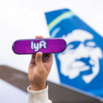 手に持っている