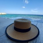 海の上にある帽子