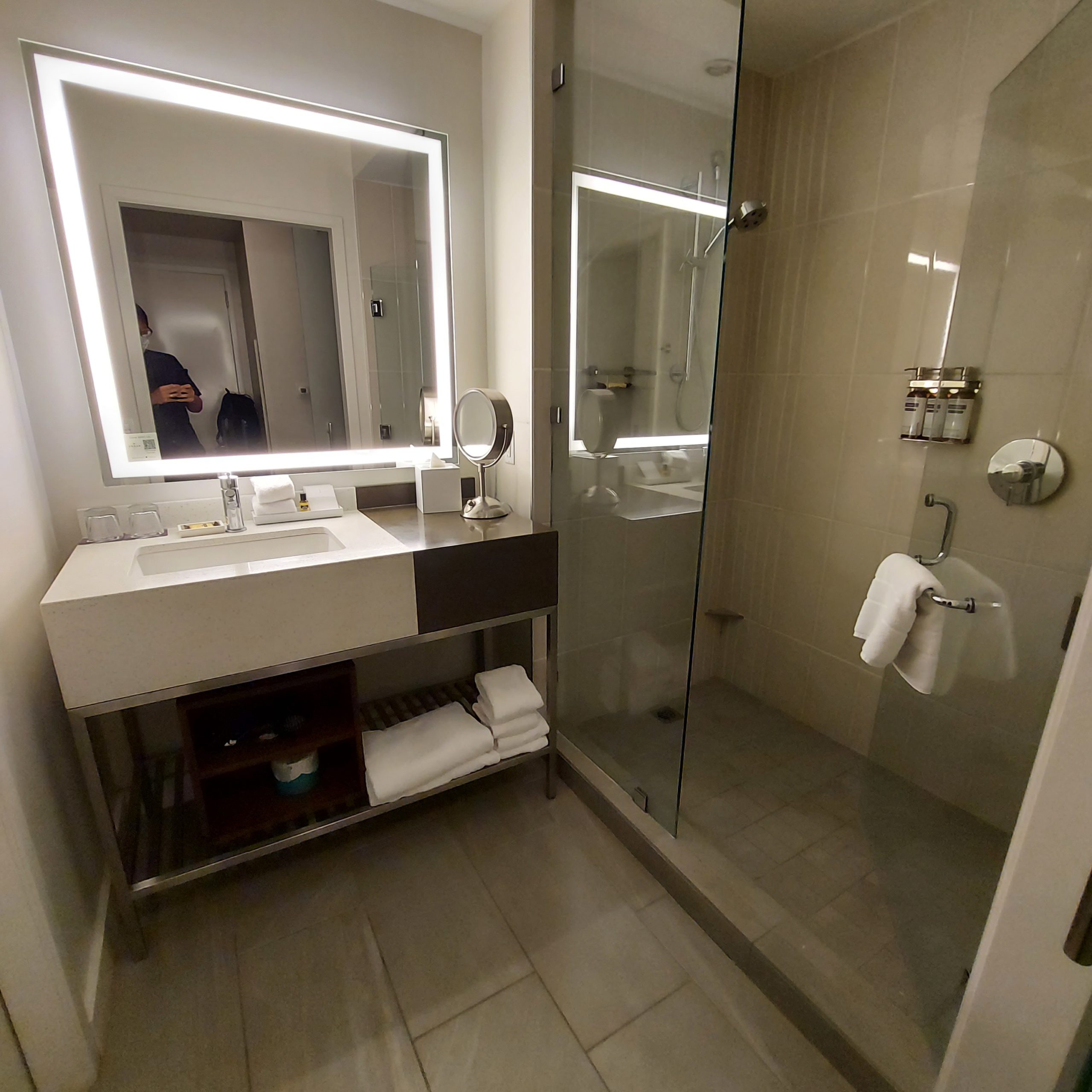 鏡のあるバスルーム