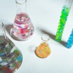 テーブルの上にある数種類のガラスのコップ