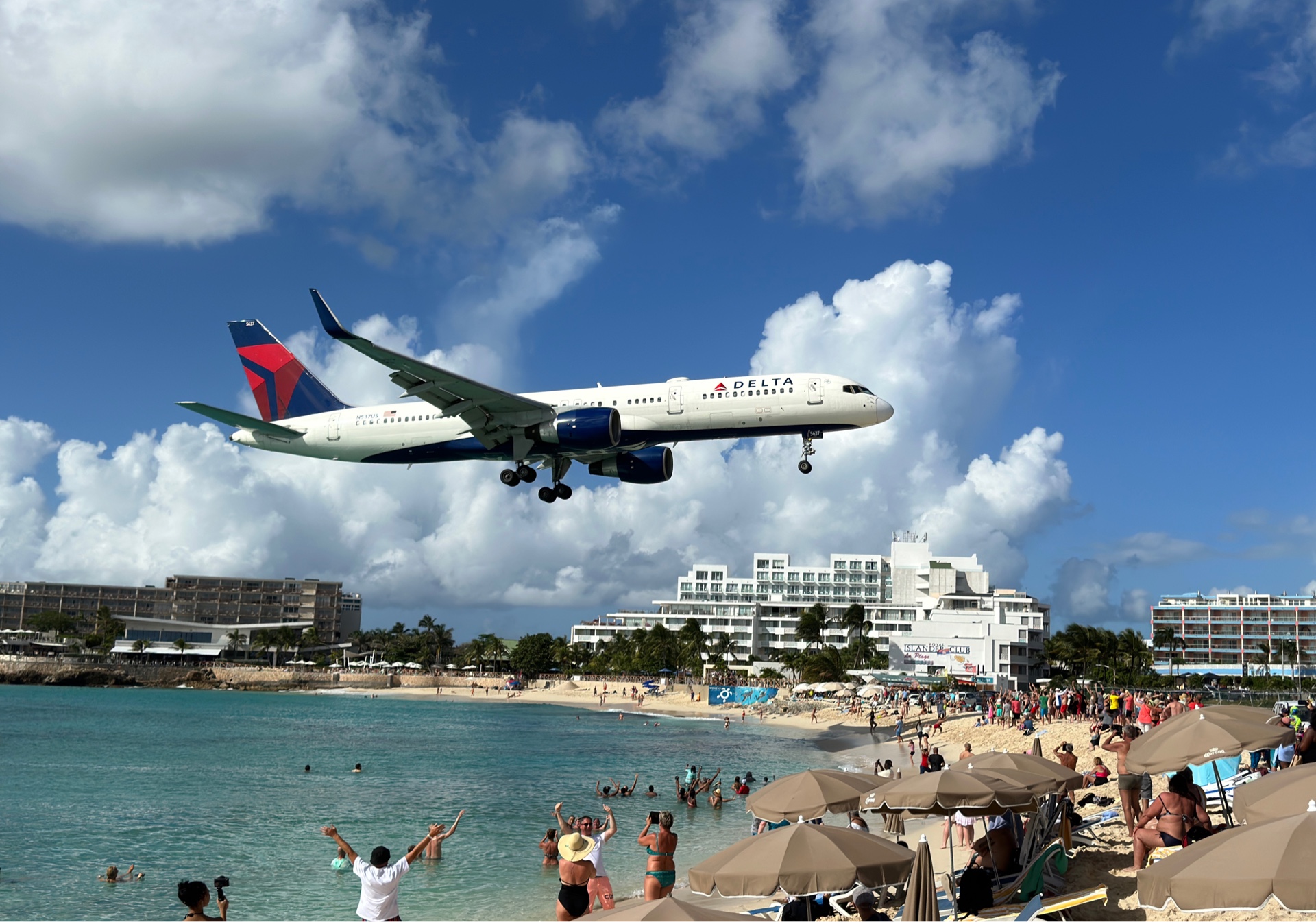 海の上を飛ぶ飛行機