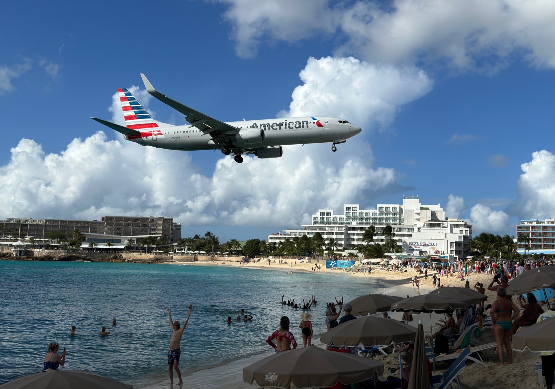 海の上を飛ぶ飛行機