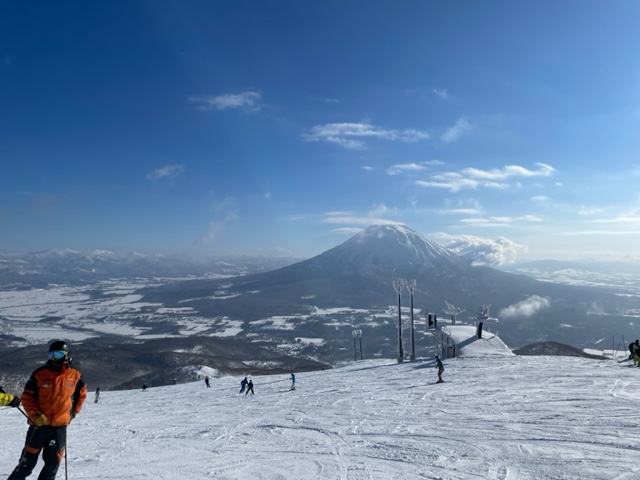 雪の山にスキーしている人たち