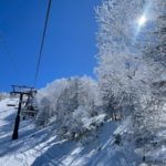 雪の上に立っているスキーヤー