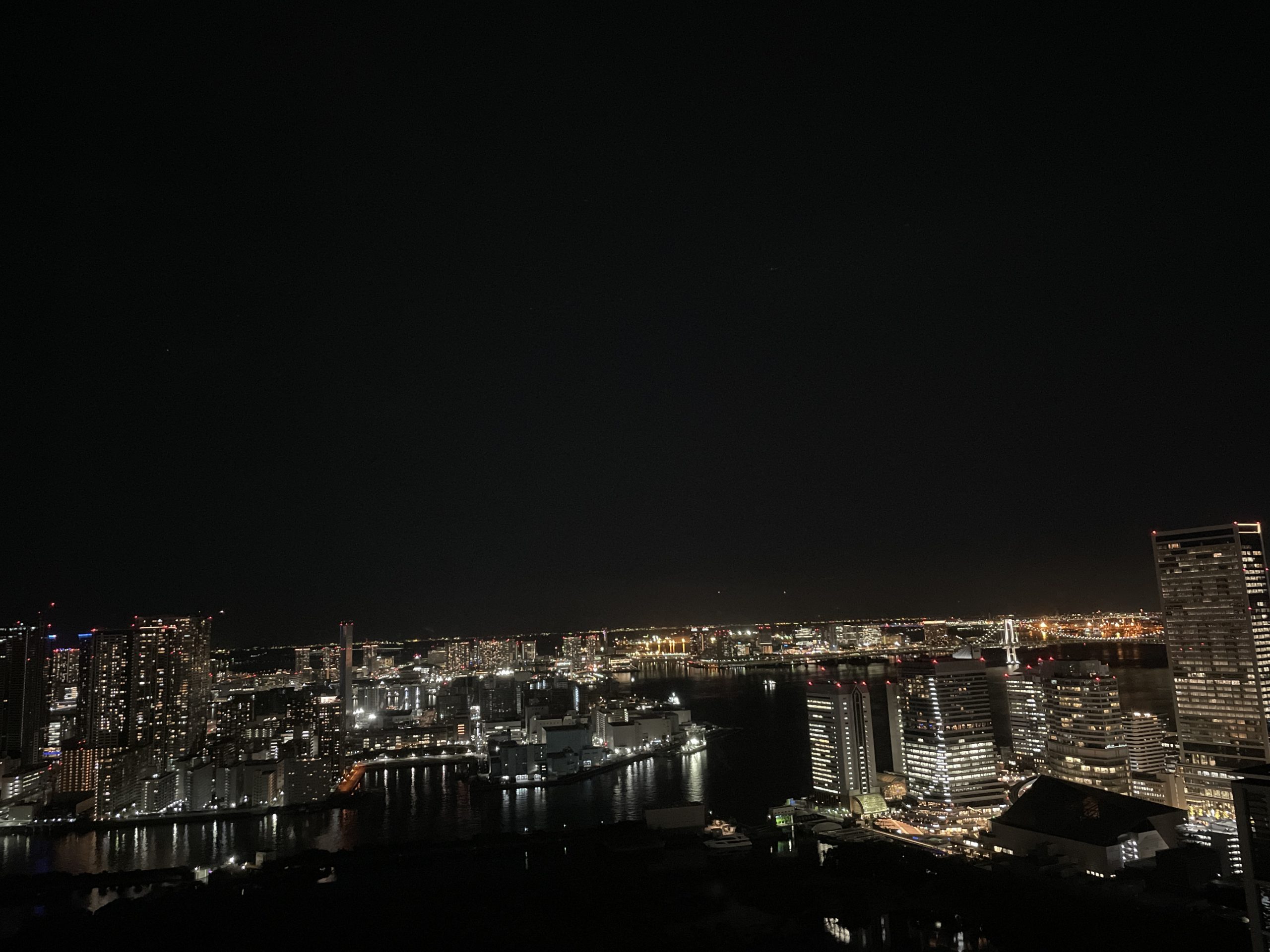 夜の街の夜景