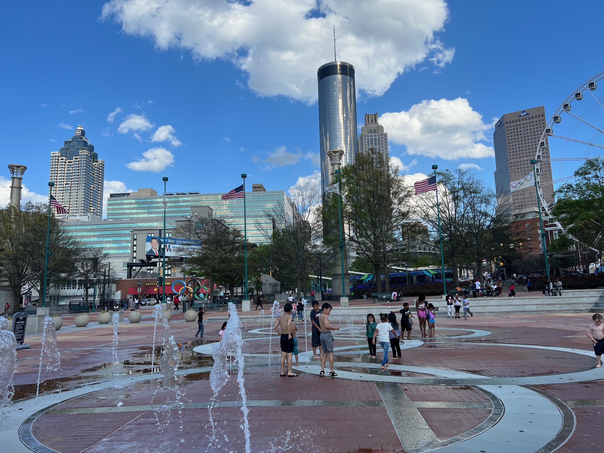 建物の前の広場にいる人々、背景はCentennial Olympic Park