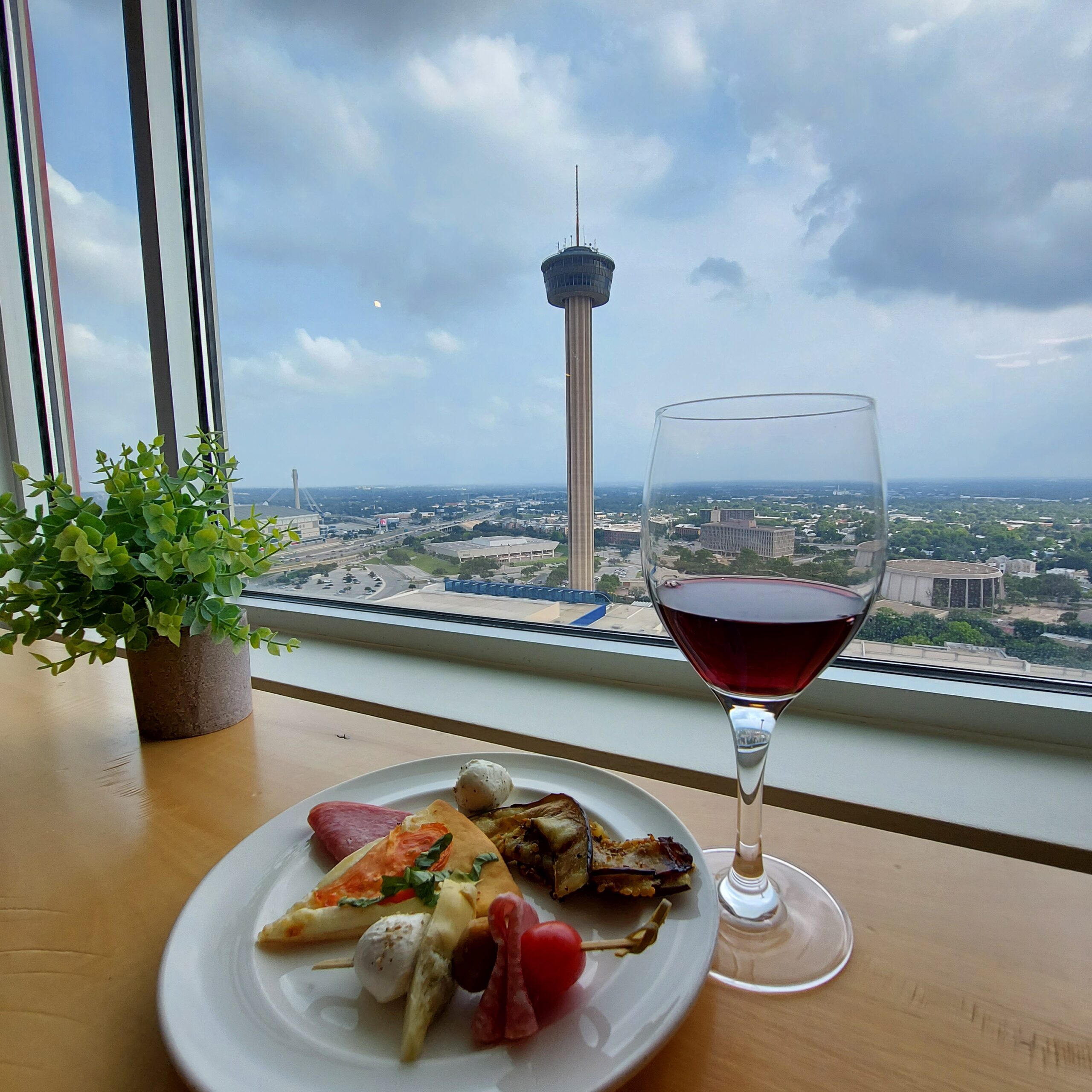 テーブルの上にある食事とワイングラス