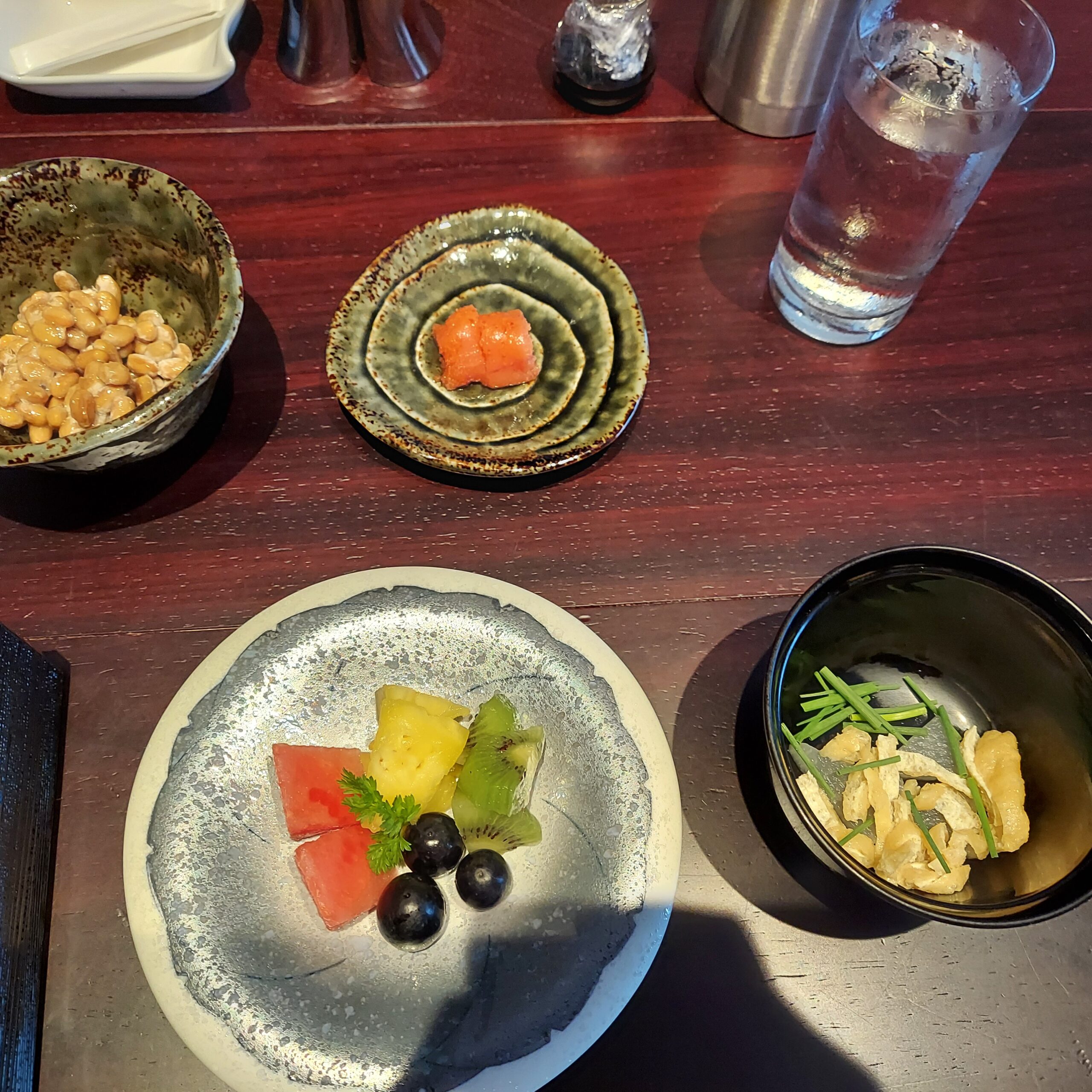 テーブルの上にあるいろんな食べ物