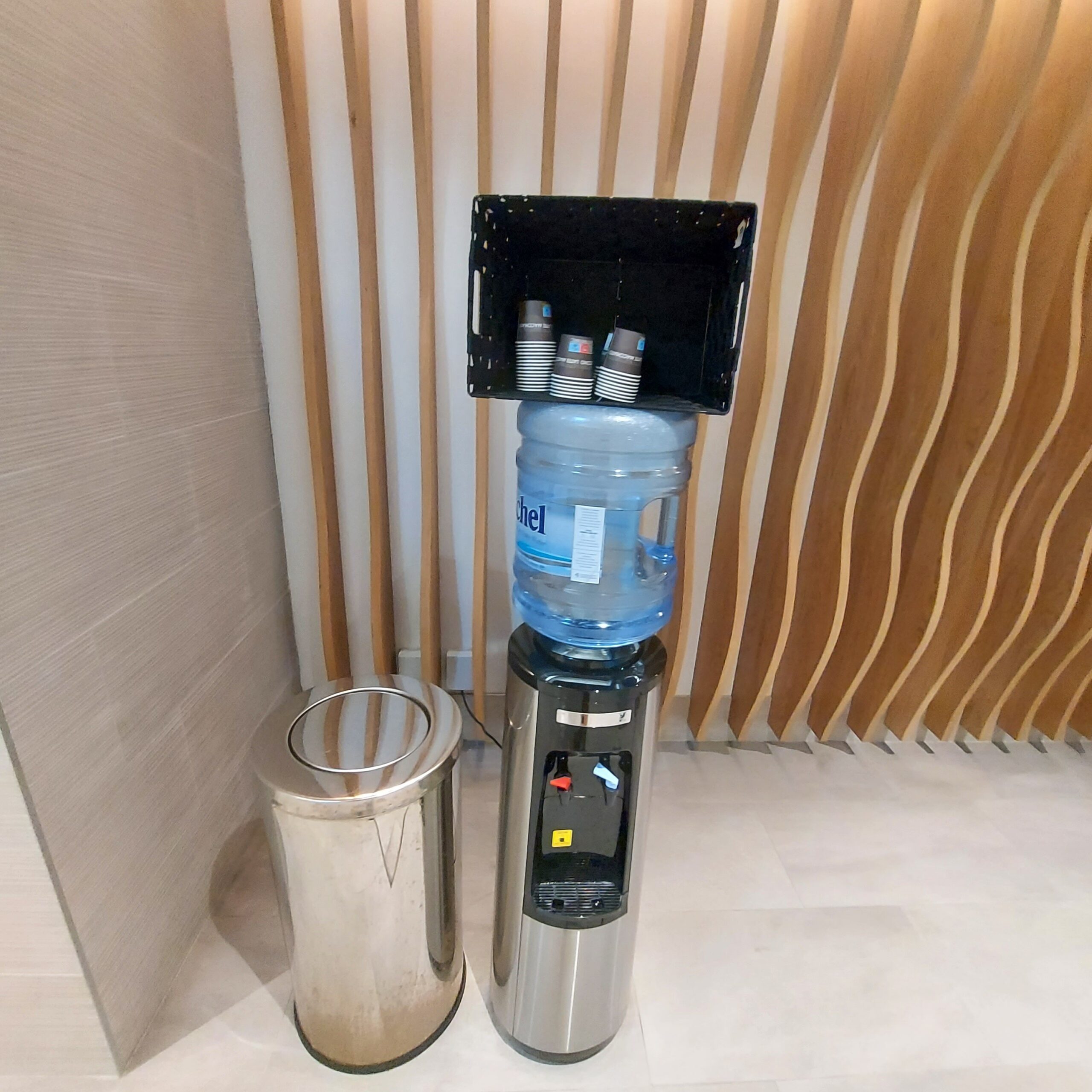 テーブルの上に置かれた容器