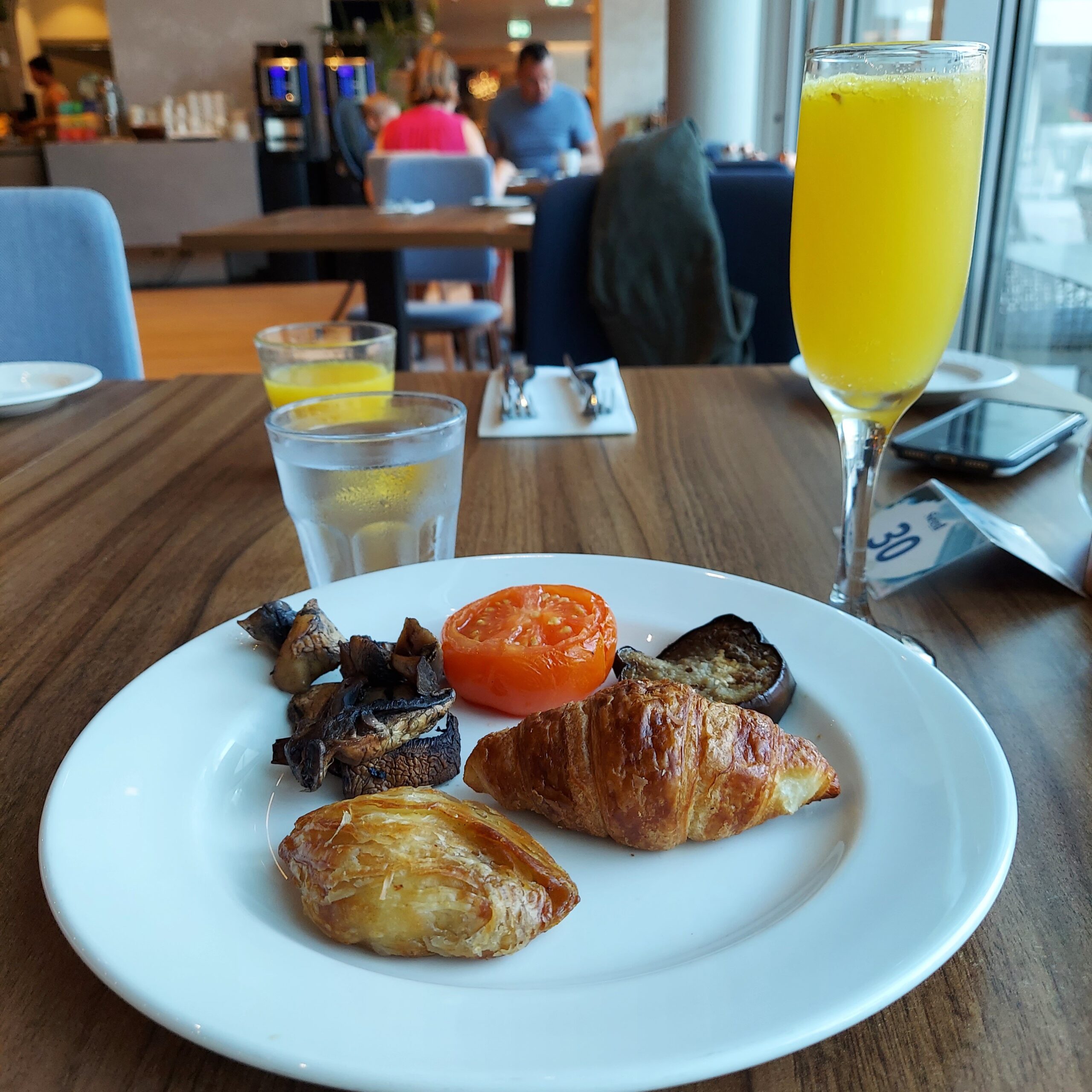 皿の上の食事と飲み物