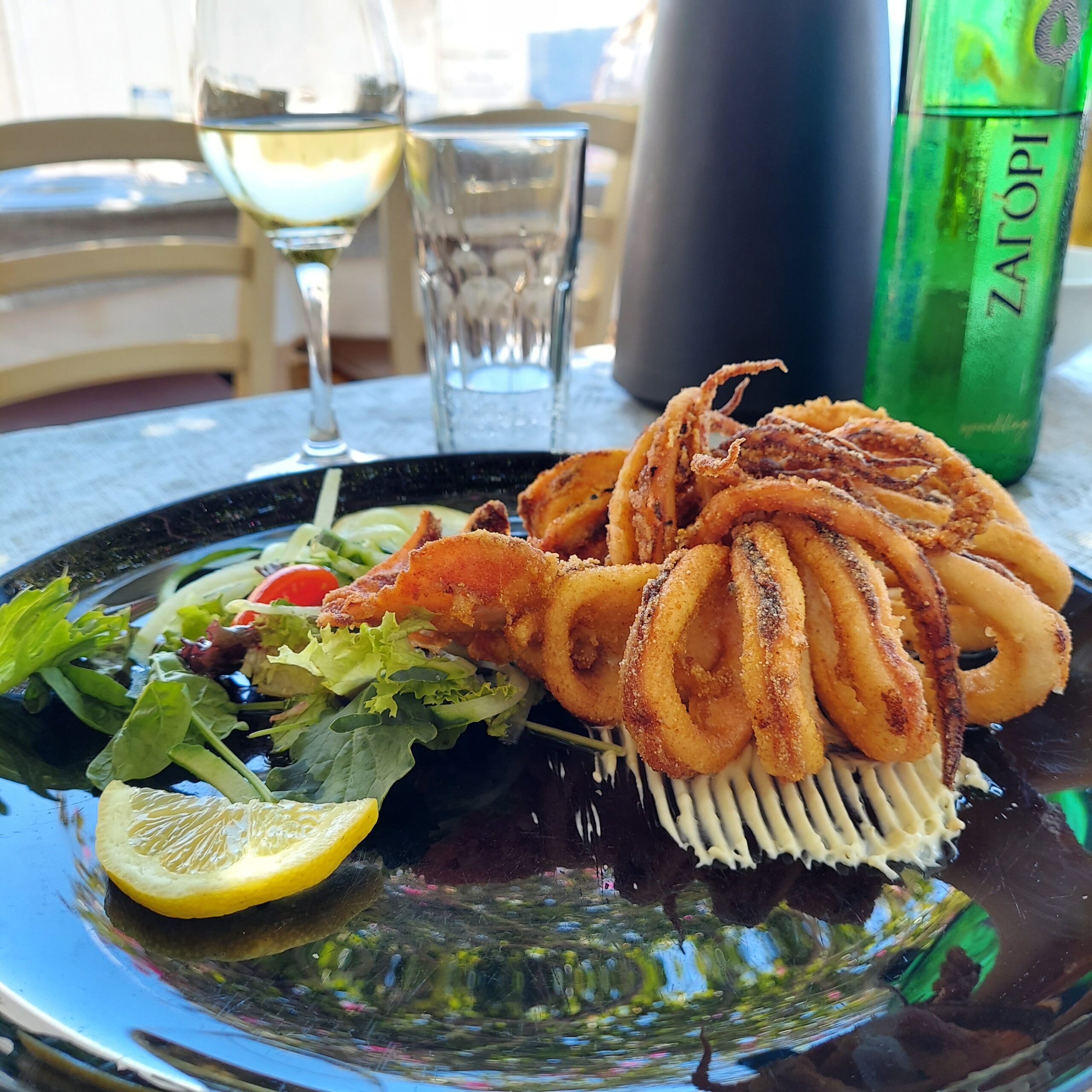 皿の上の食べ物とワイングラス