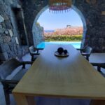 木製テーブルの上にある橋