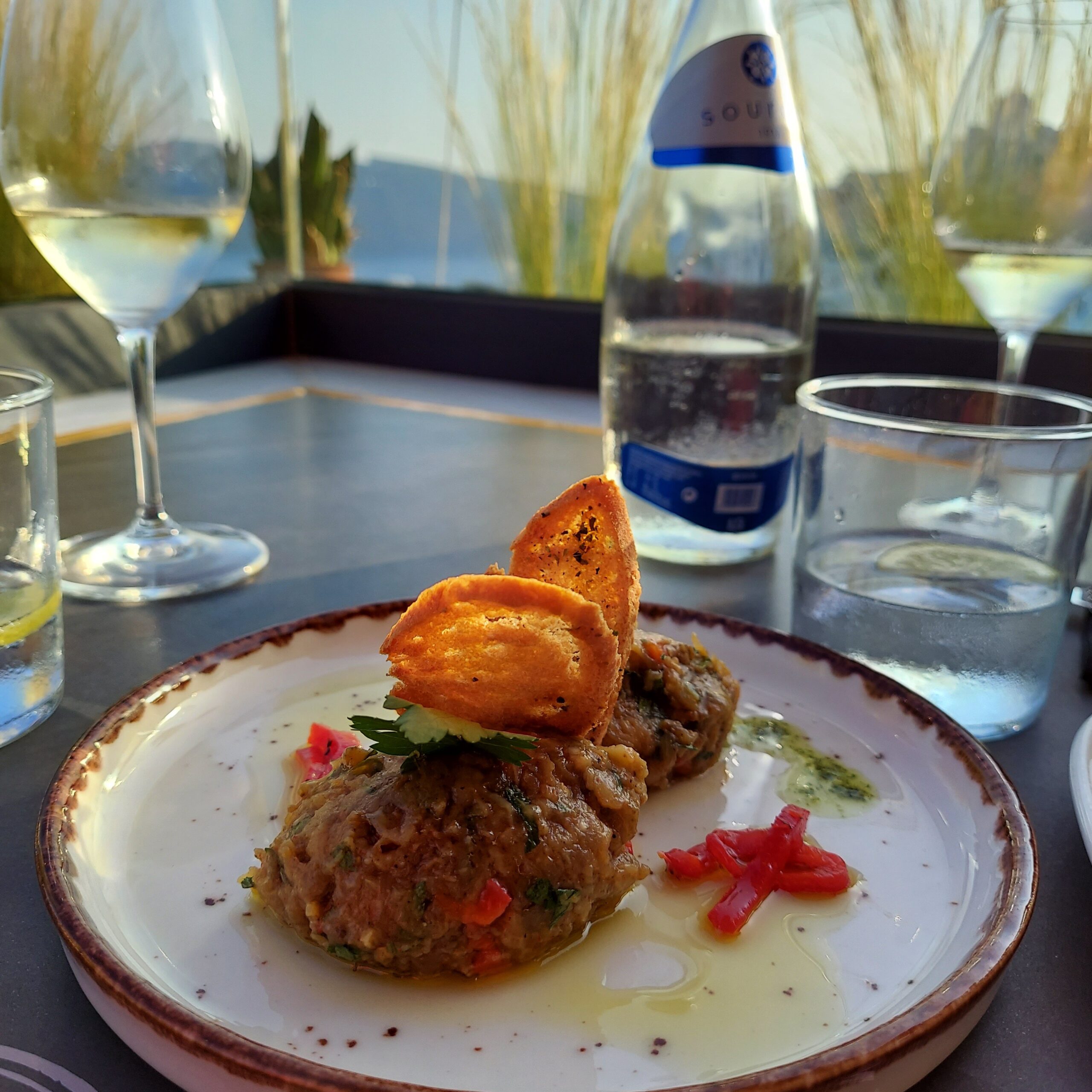 皿の上の料理とワイングラス