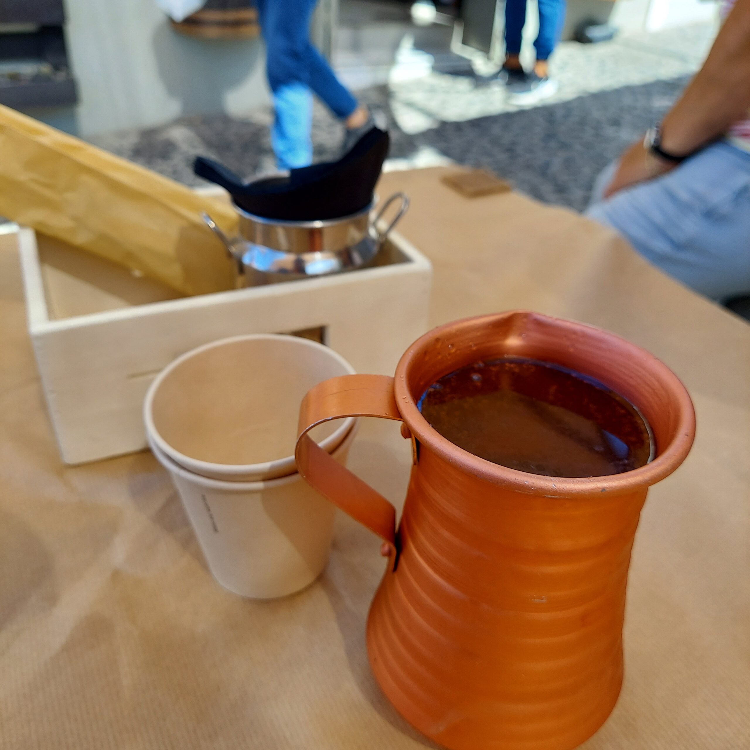 テーブルの上にあるコーヒー