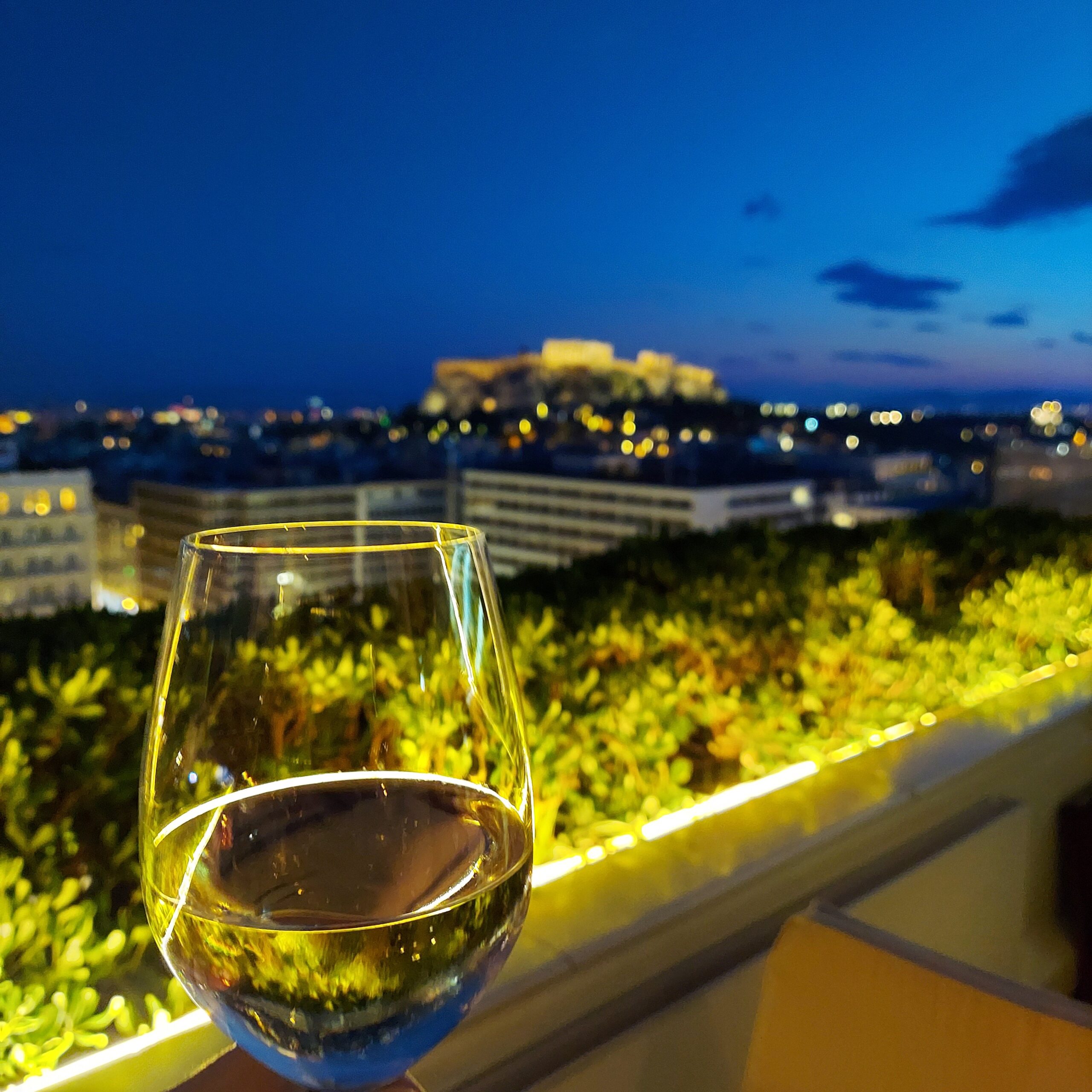 ワイングラスに入った飲み物