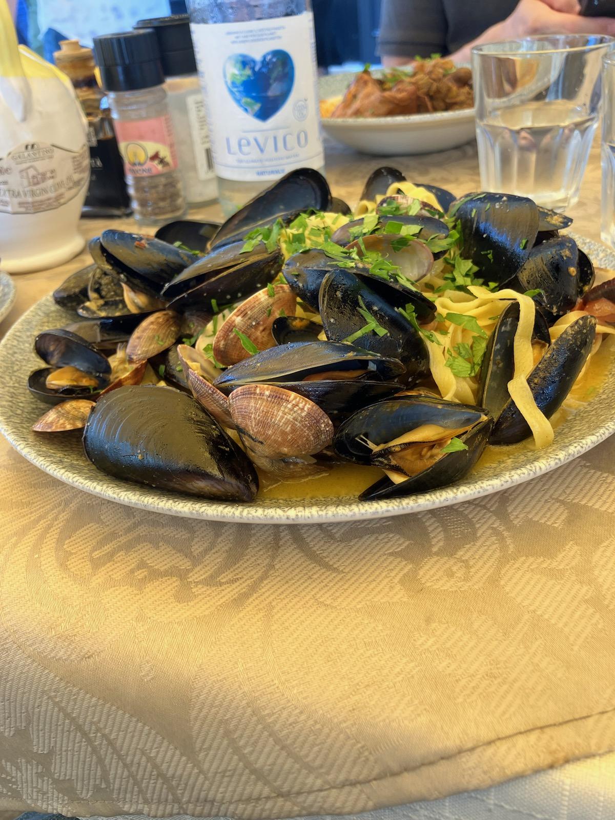 テーブルの上の食事