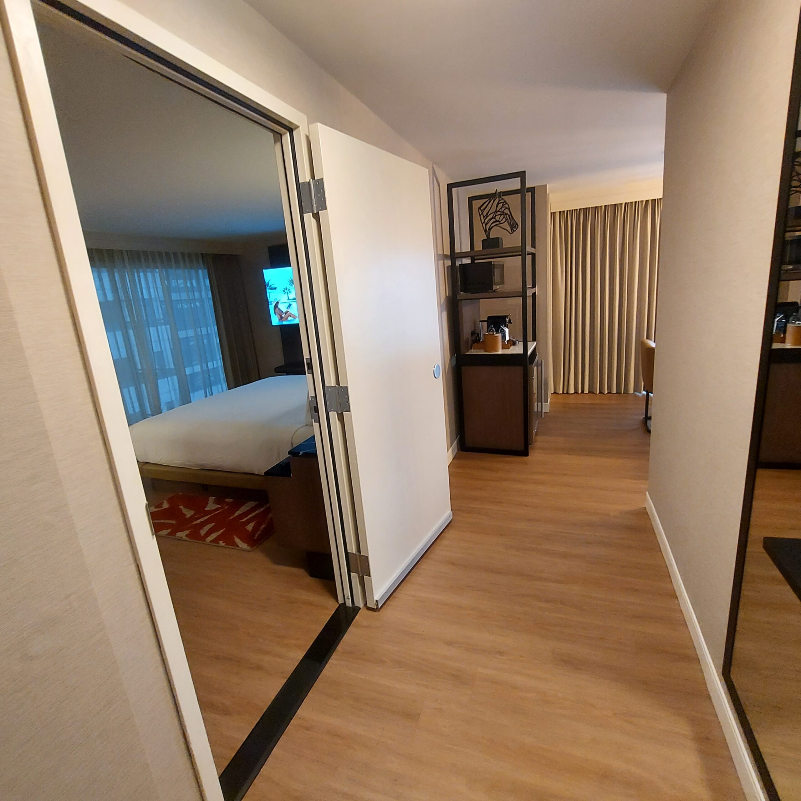 木製床と窓がある部屋