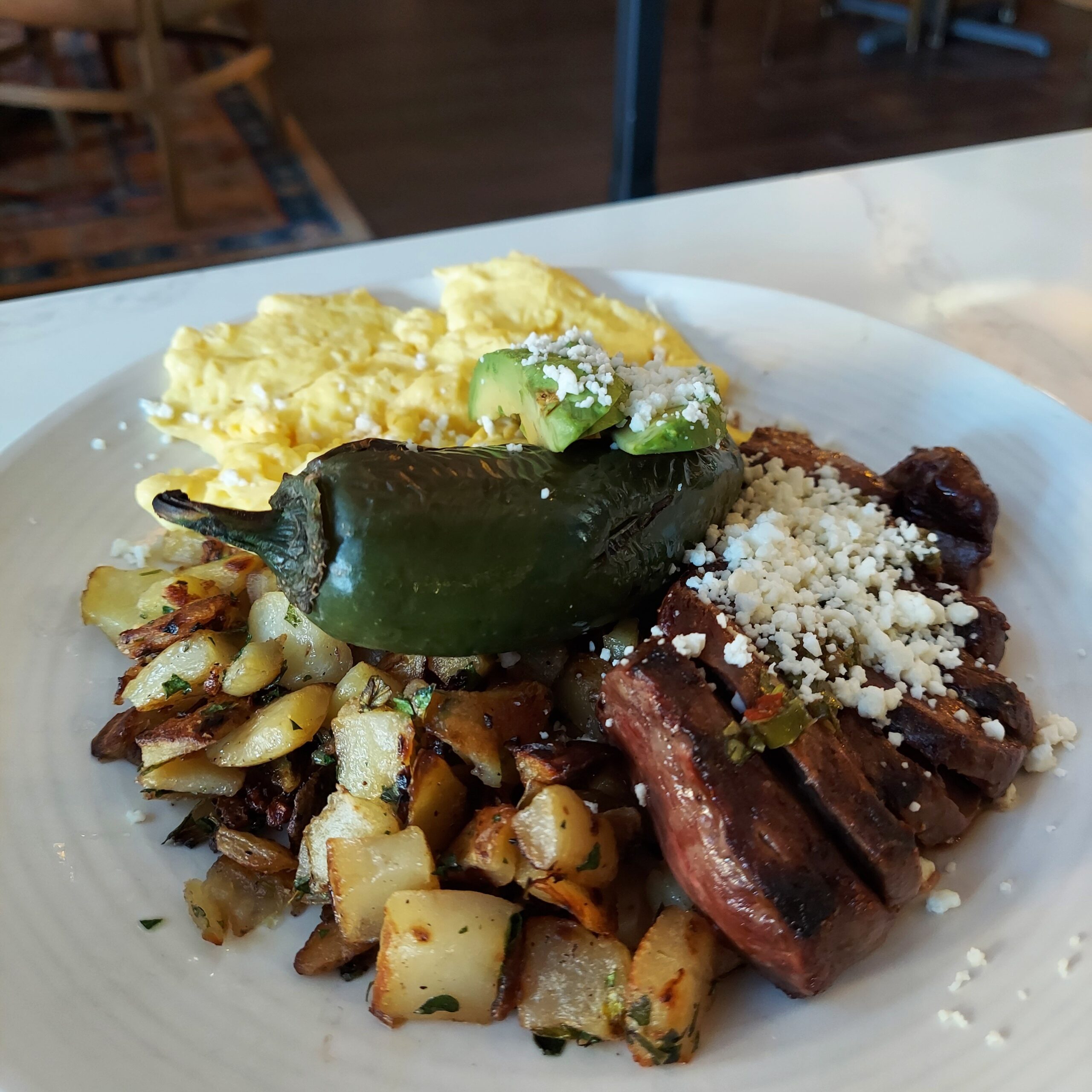 皿の上の肉と野菜の料理