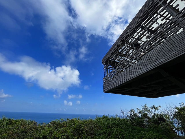 橋の下の建物