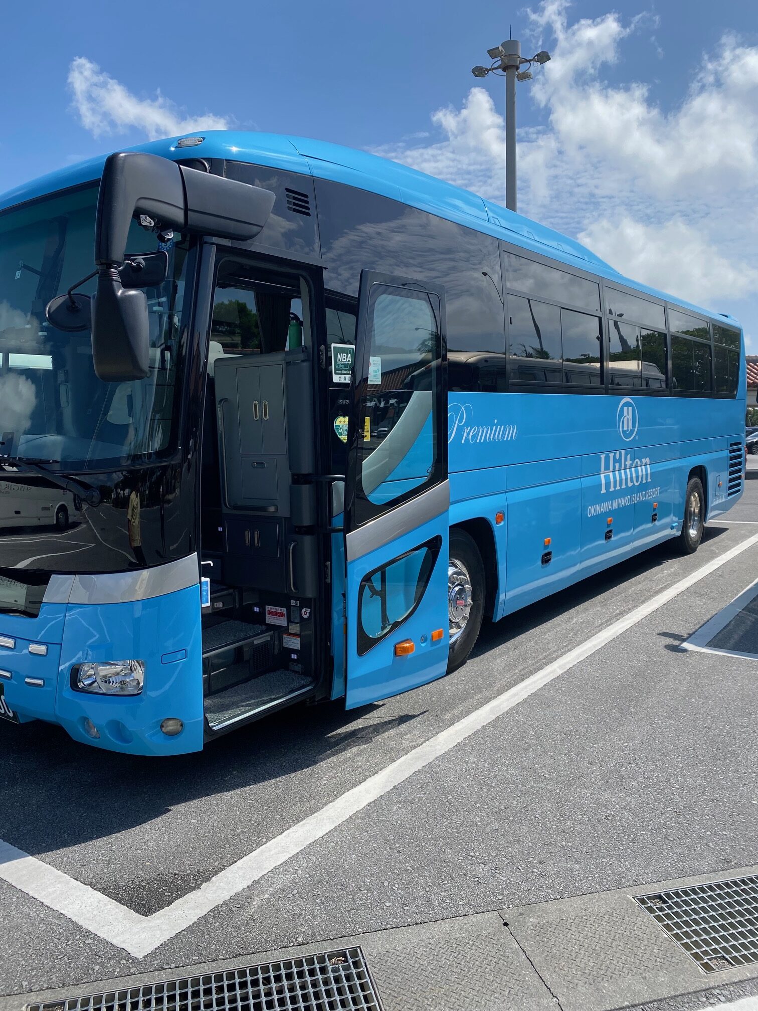 駐車場に停まっているバス