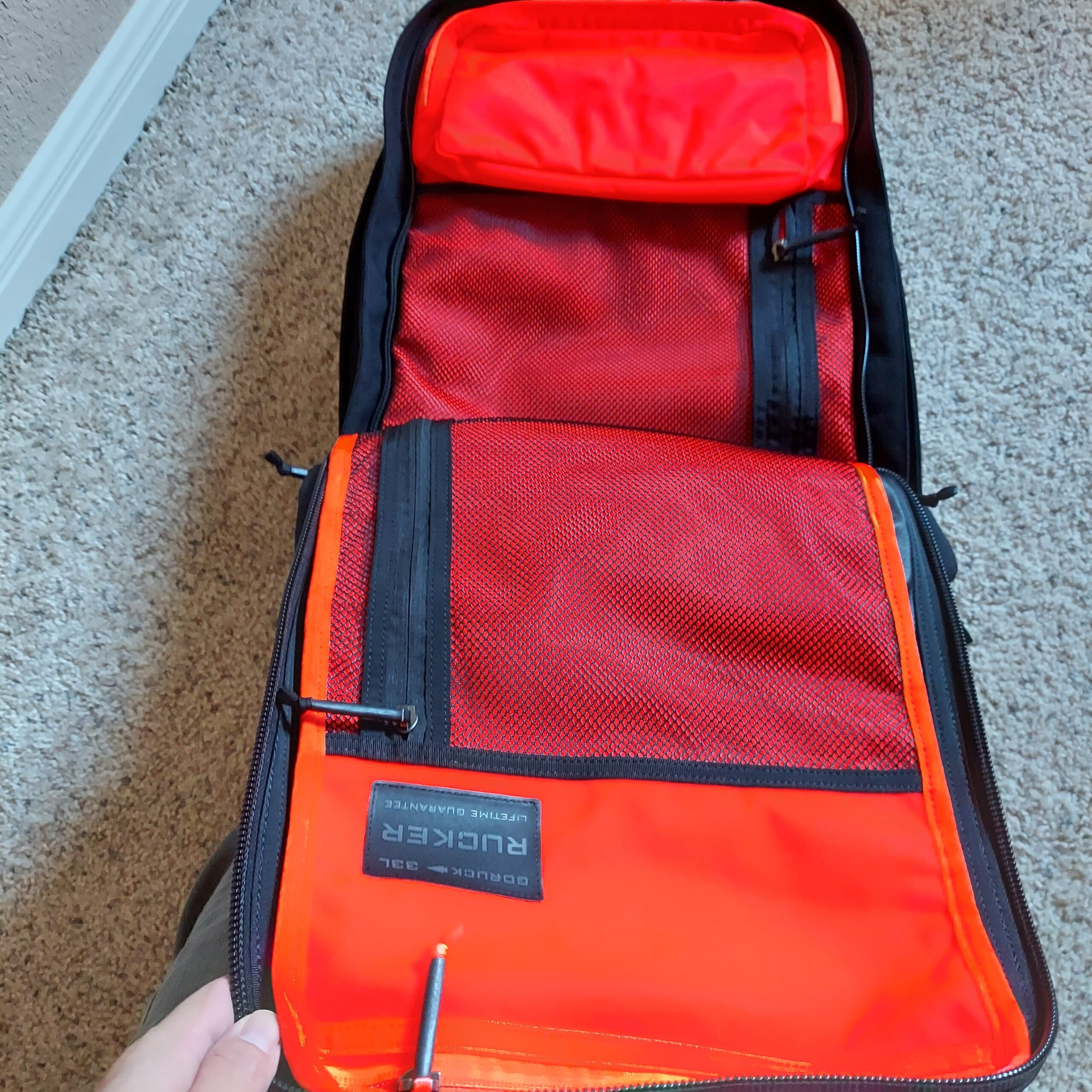 スーツケースの上に置かれたバッグ