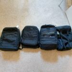 スーツケースの上に置かれた荷物