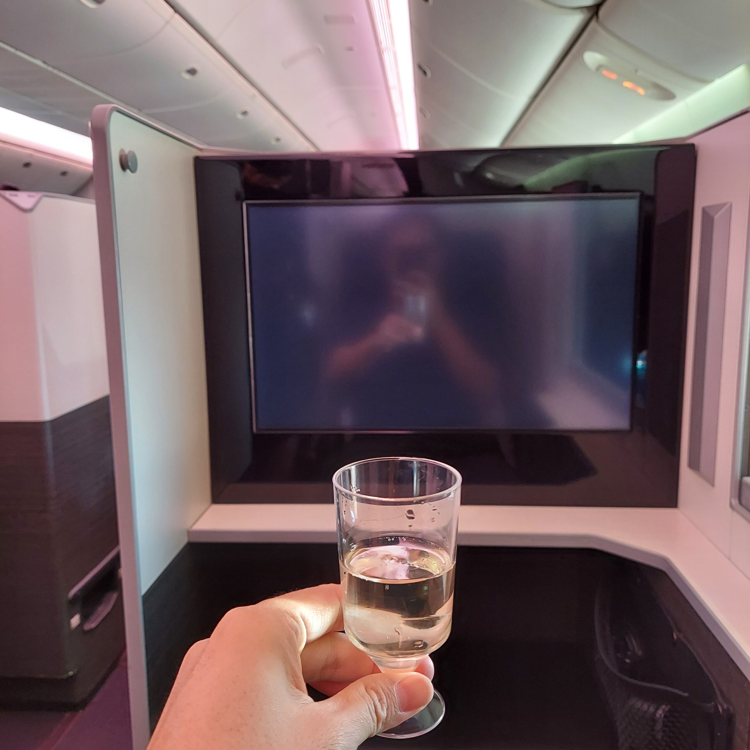 ワインを飲んでいる男性