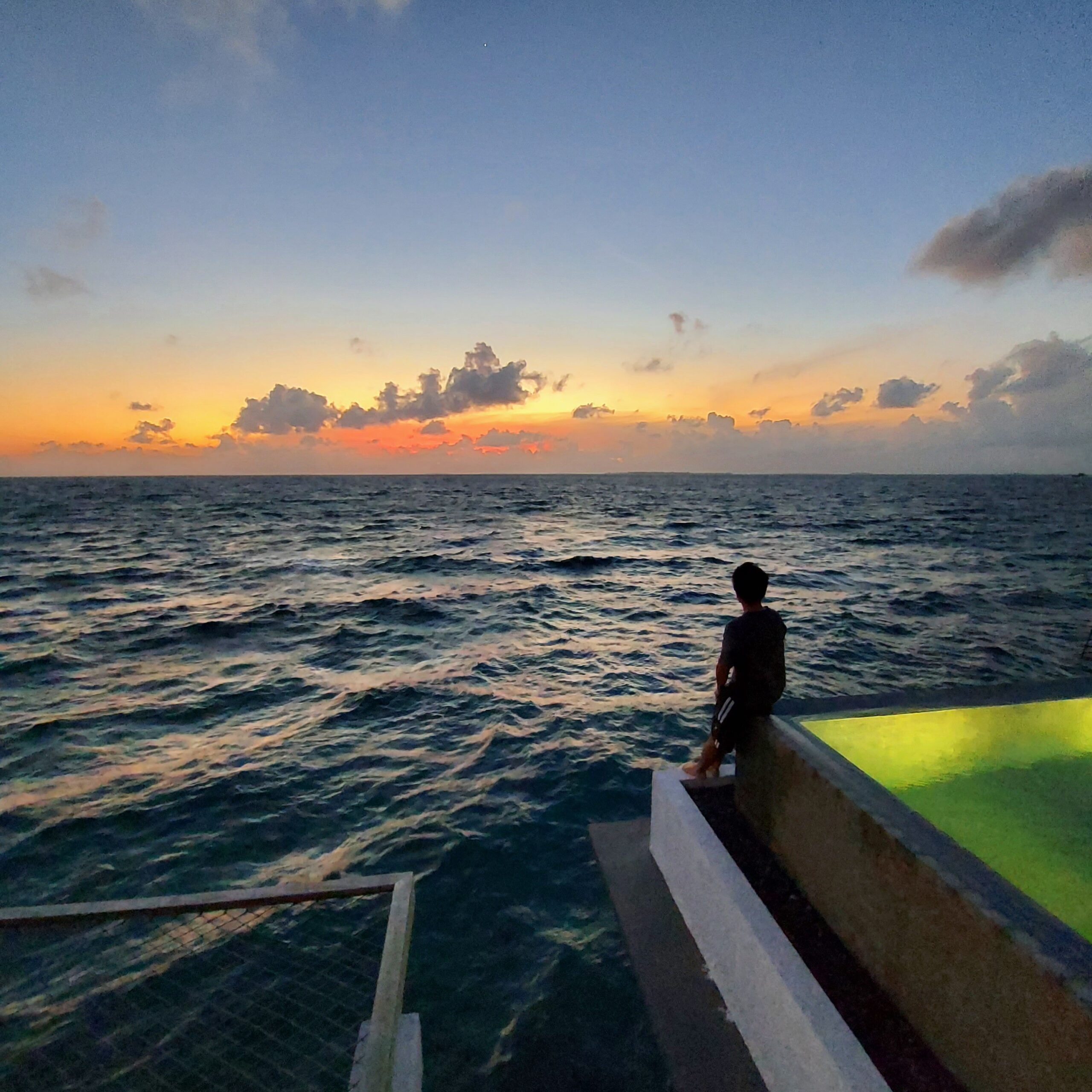 夕日が沈む海