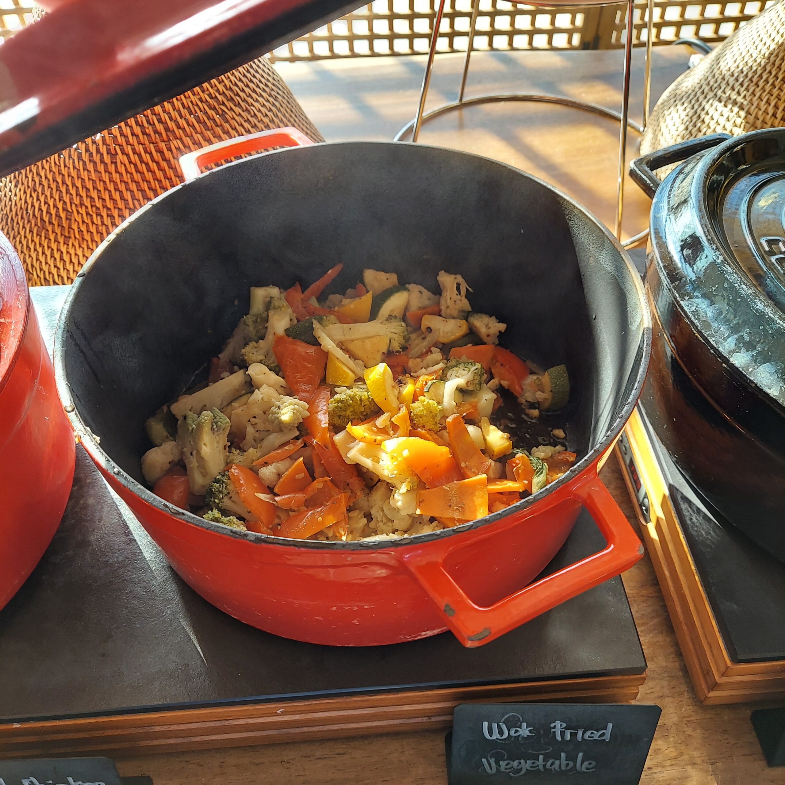 フライパンの中の食べ物