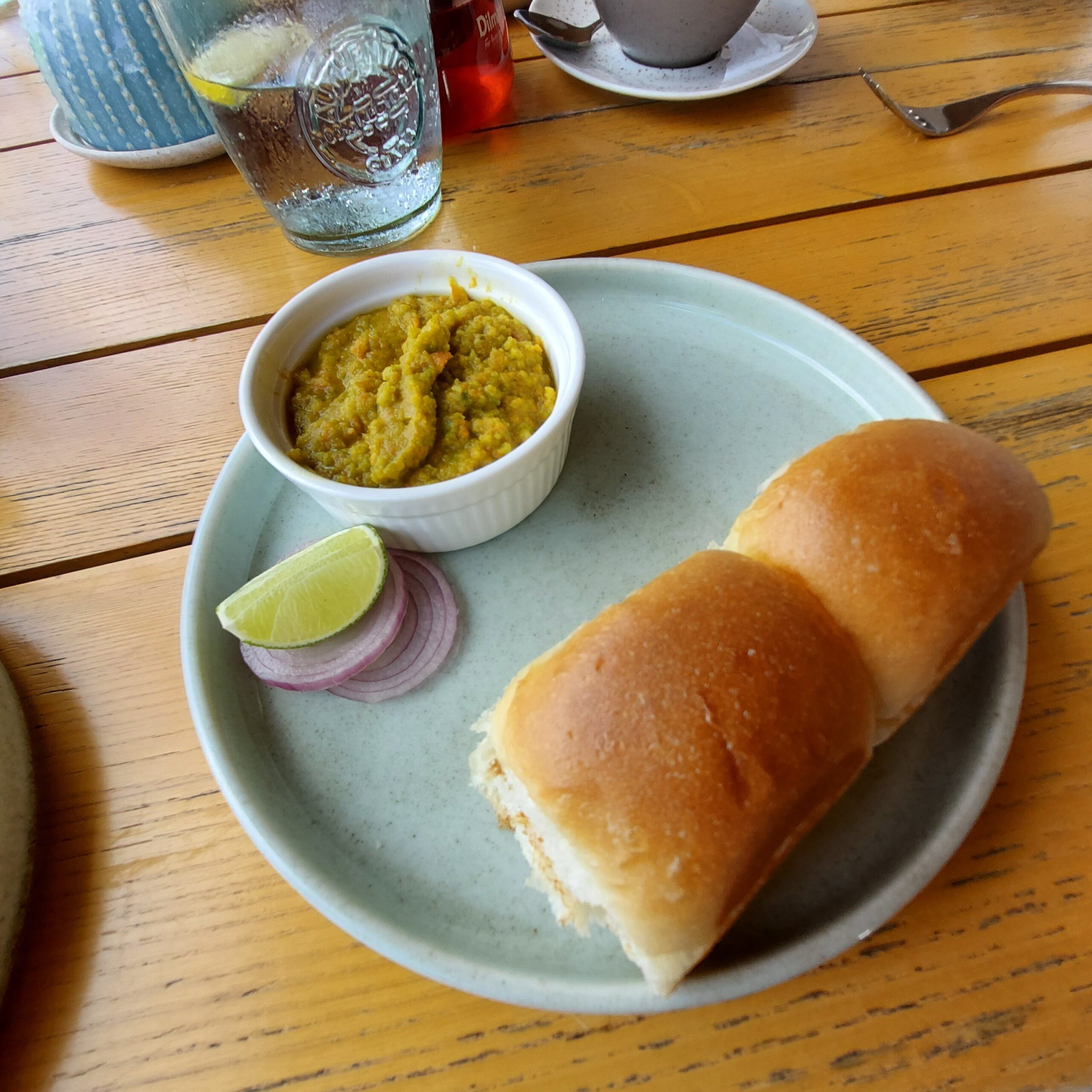 皿の上の食べ物と飲み物