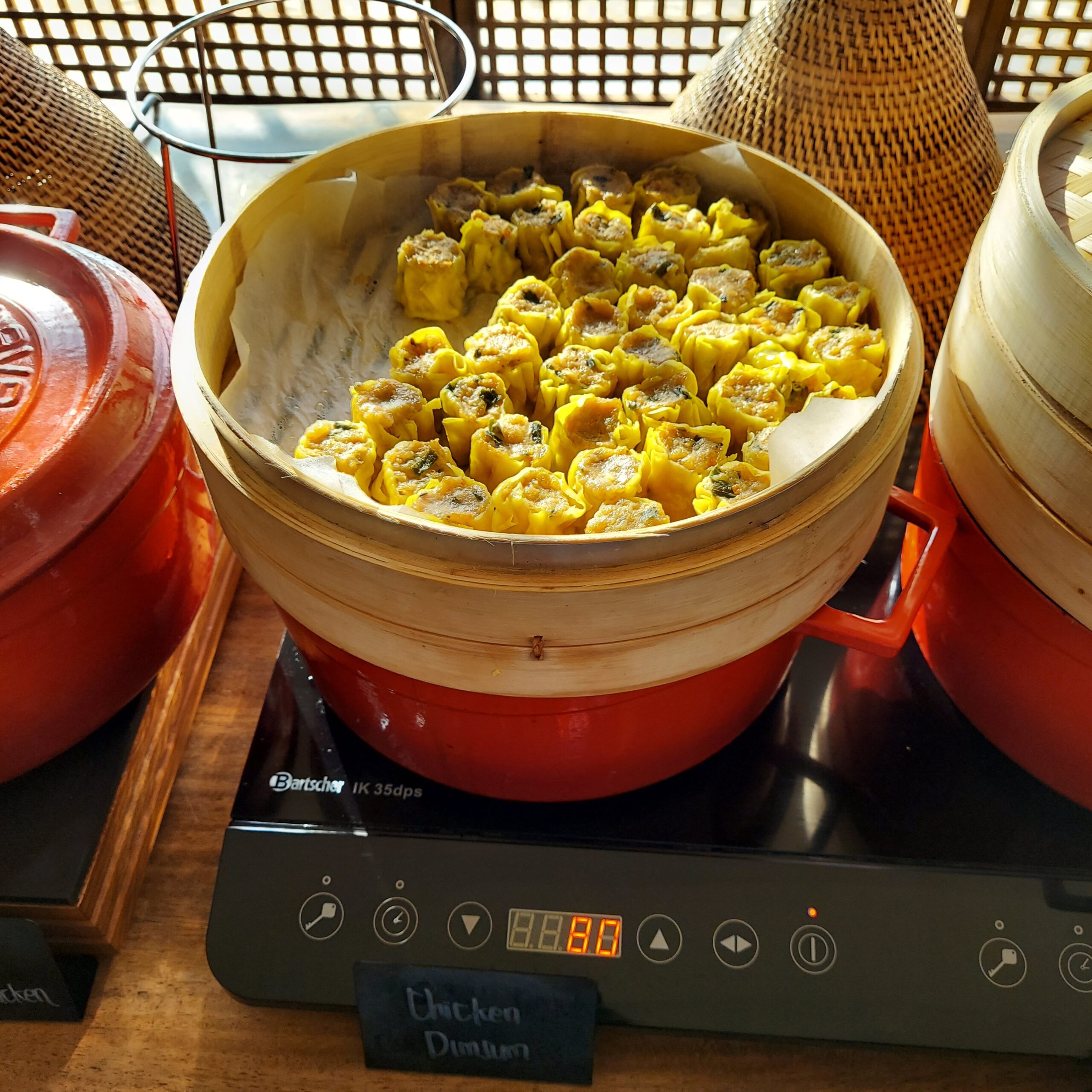 テーブルの上にあるいろんな食べ物