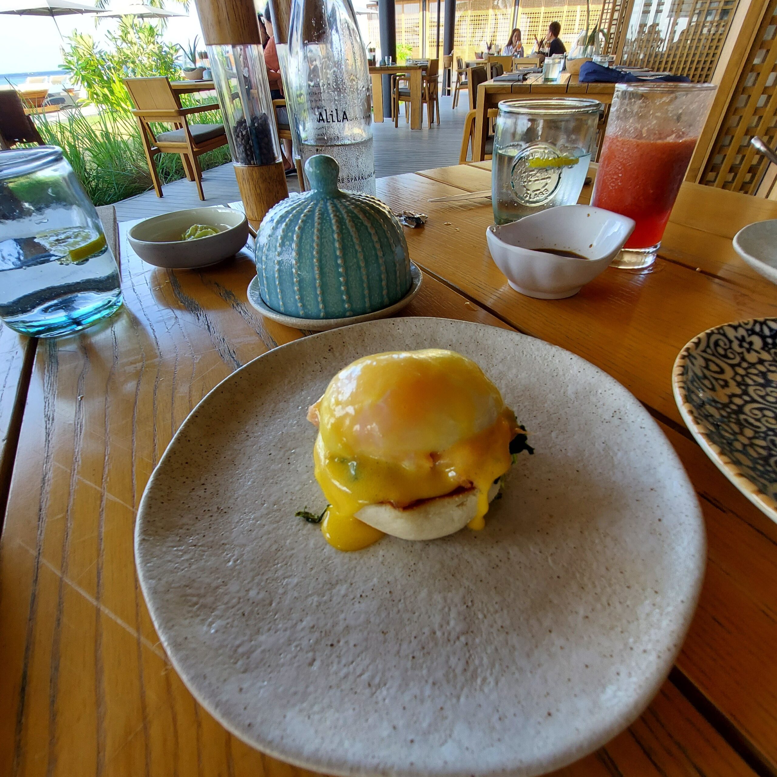 テーブルの上に置かれた皿の上の食べ物