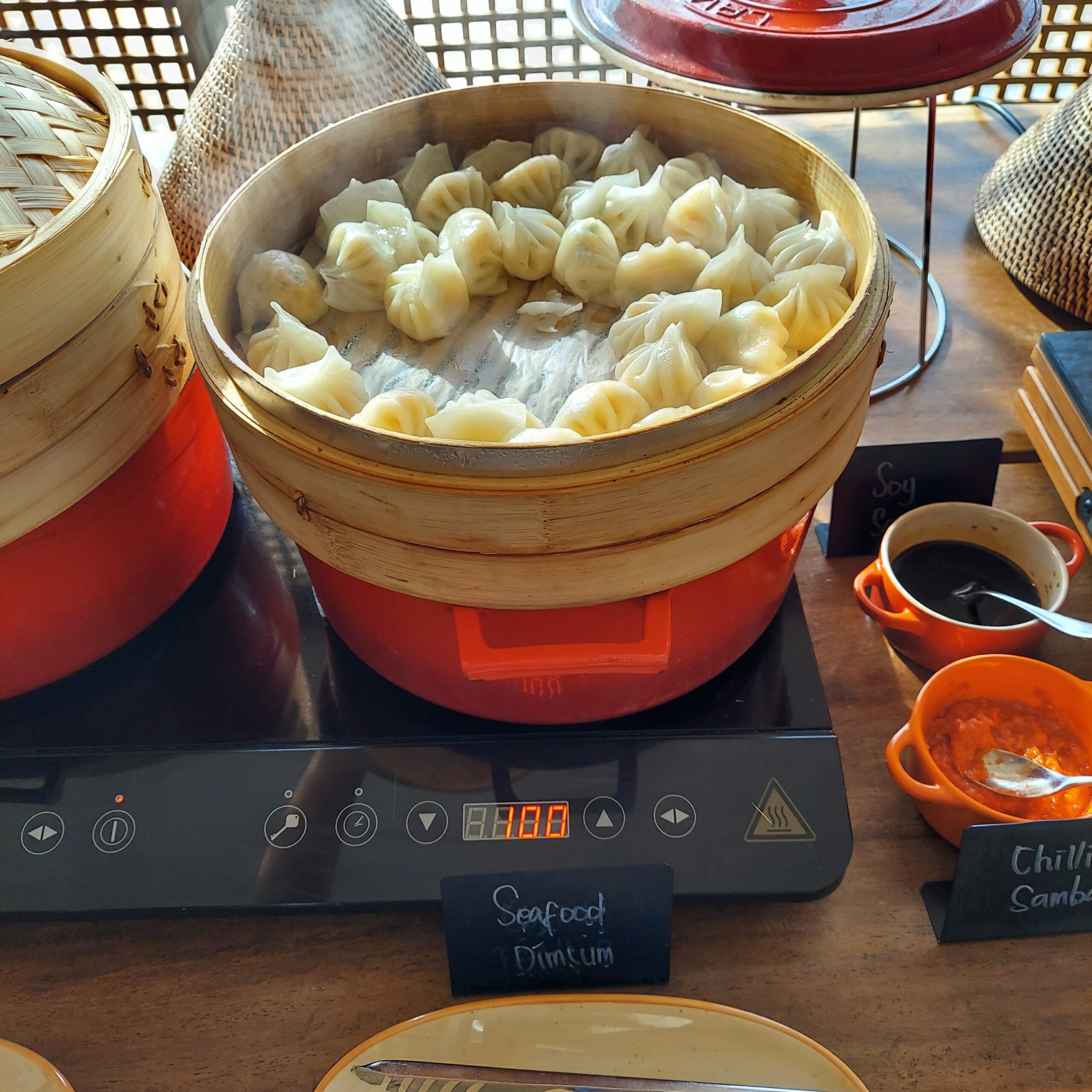 テーブルの上にあるいろんな食べ物