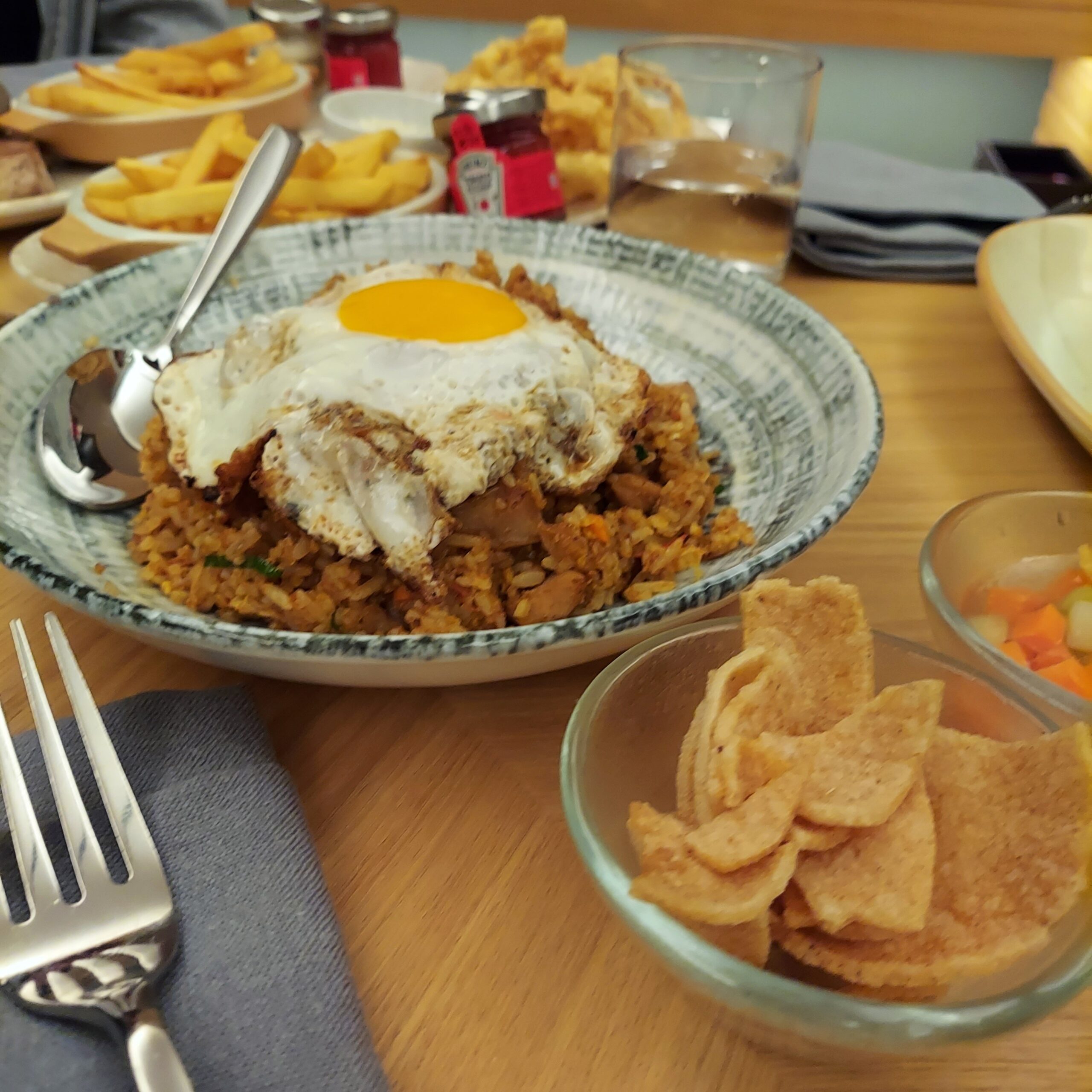 テーブルの上にあるいろんな食べ物