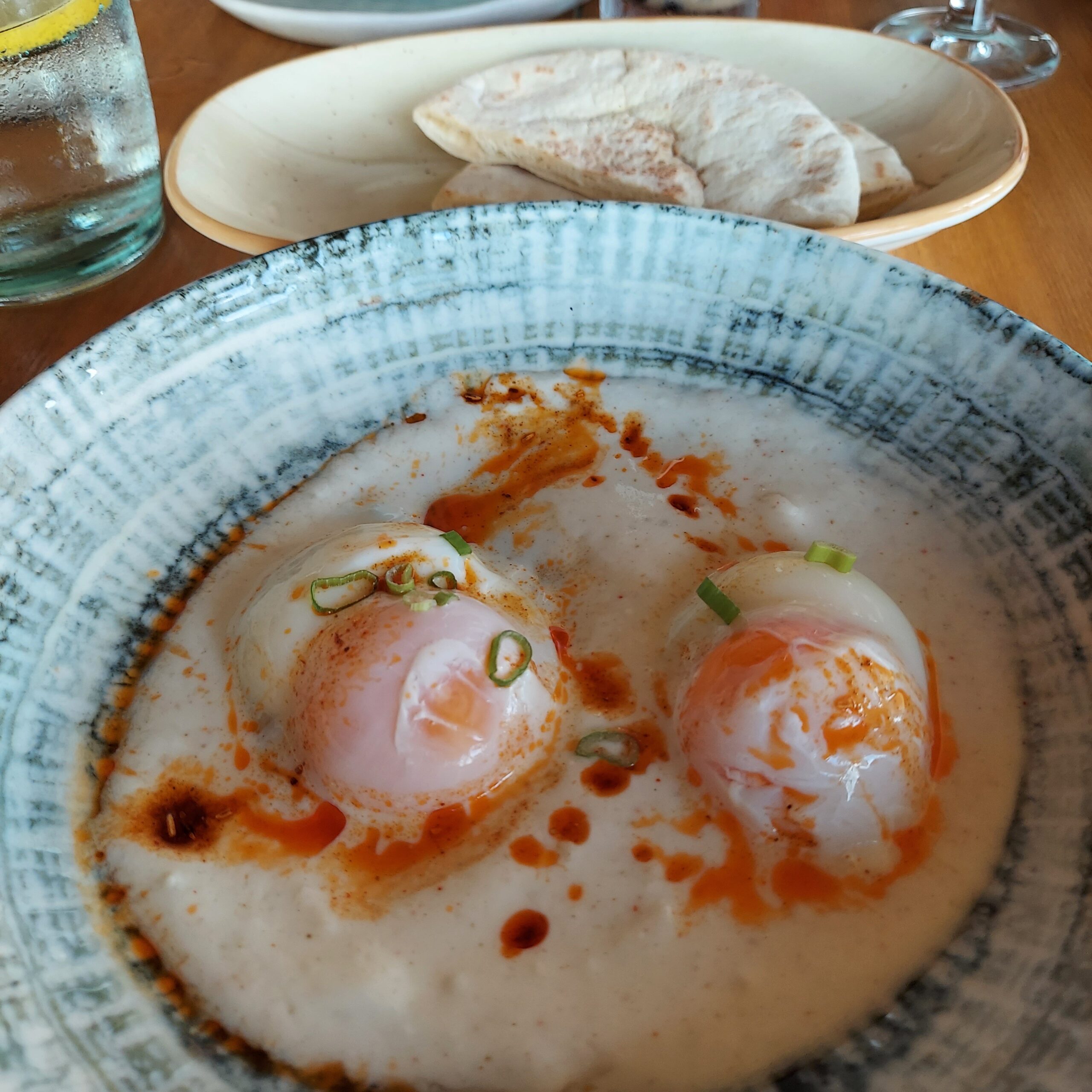 皿の上のピザと飲み物