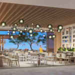 建物の外にあるテーブルと椅子