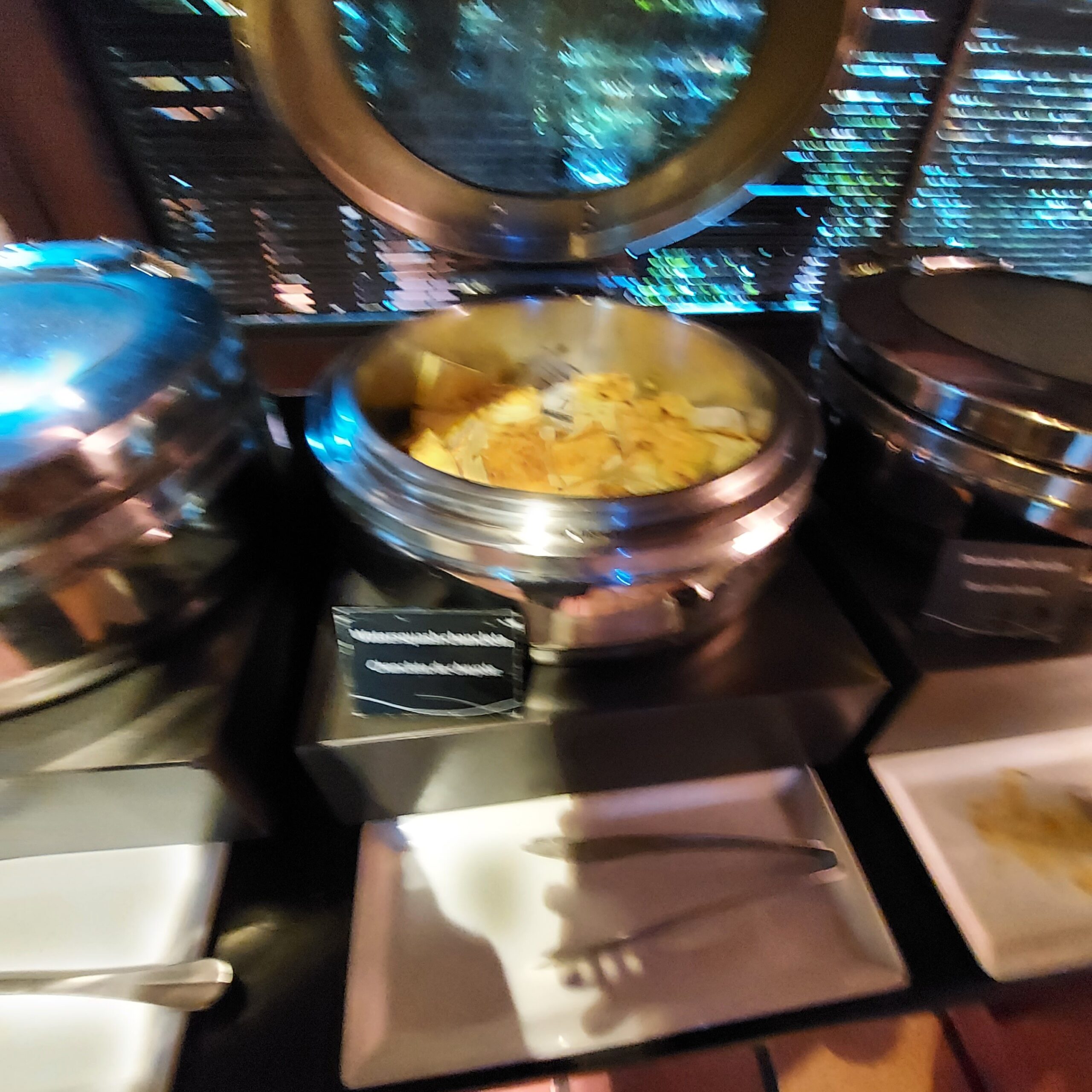 テーブルの上に置かれた鍋