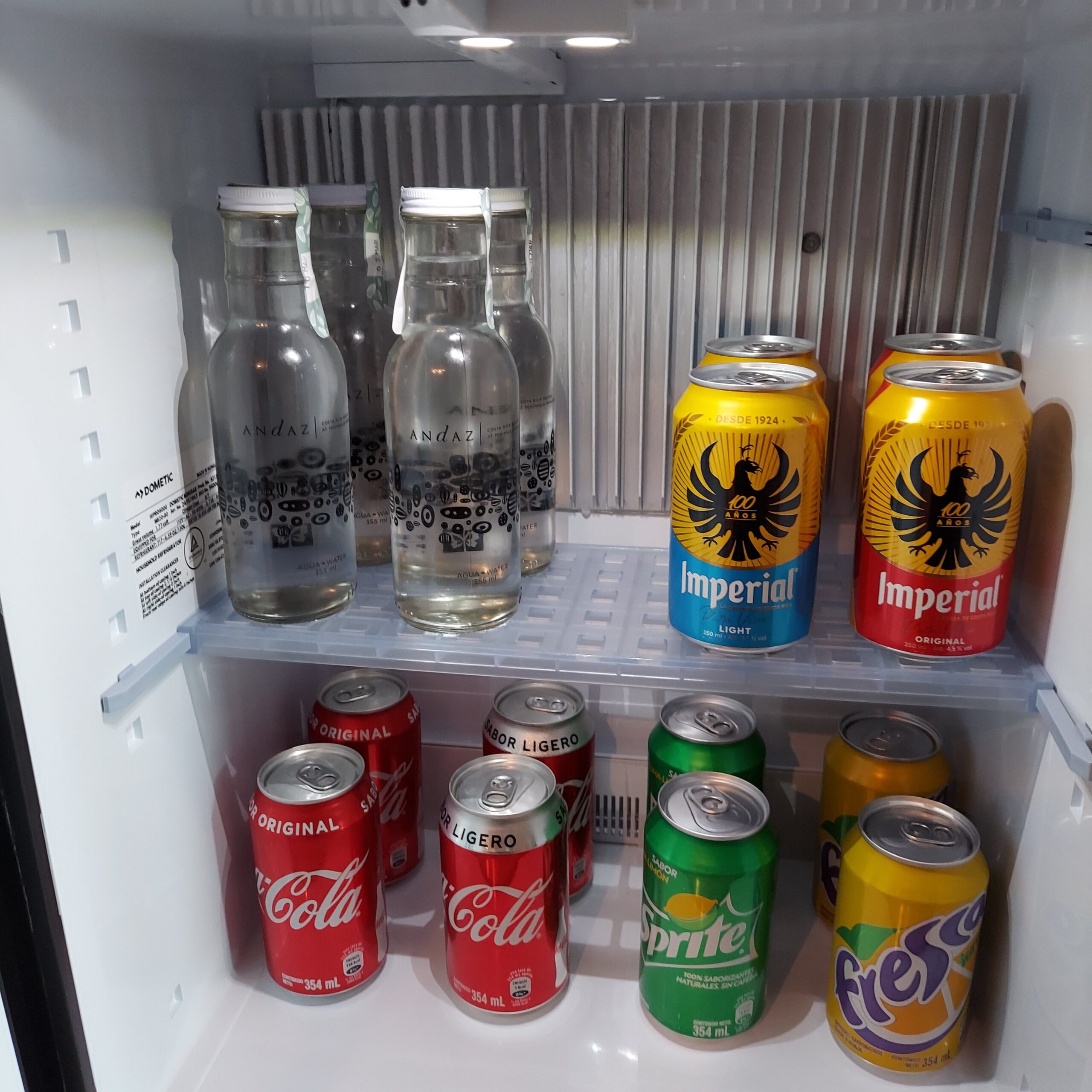 冷蔵庫の上にあるビール瓶