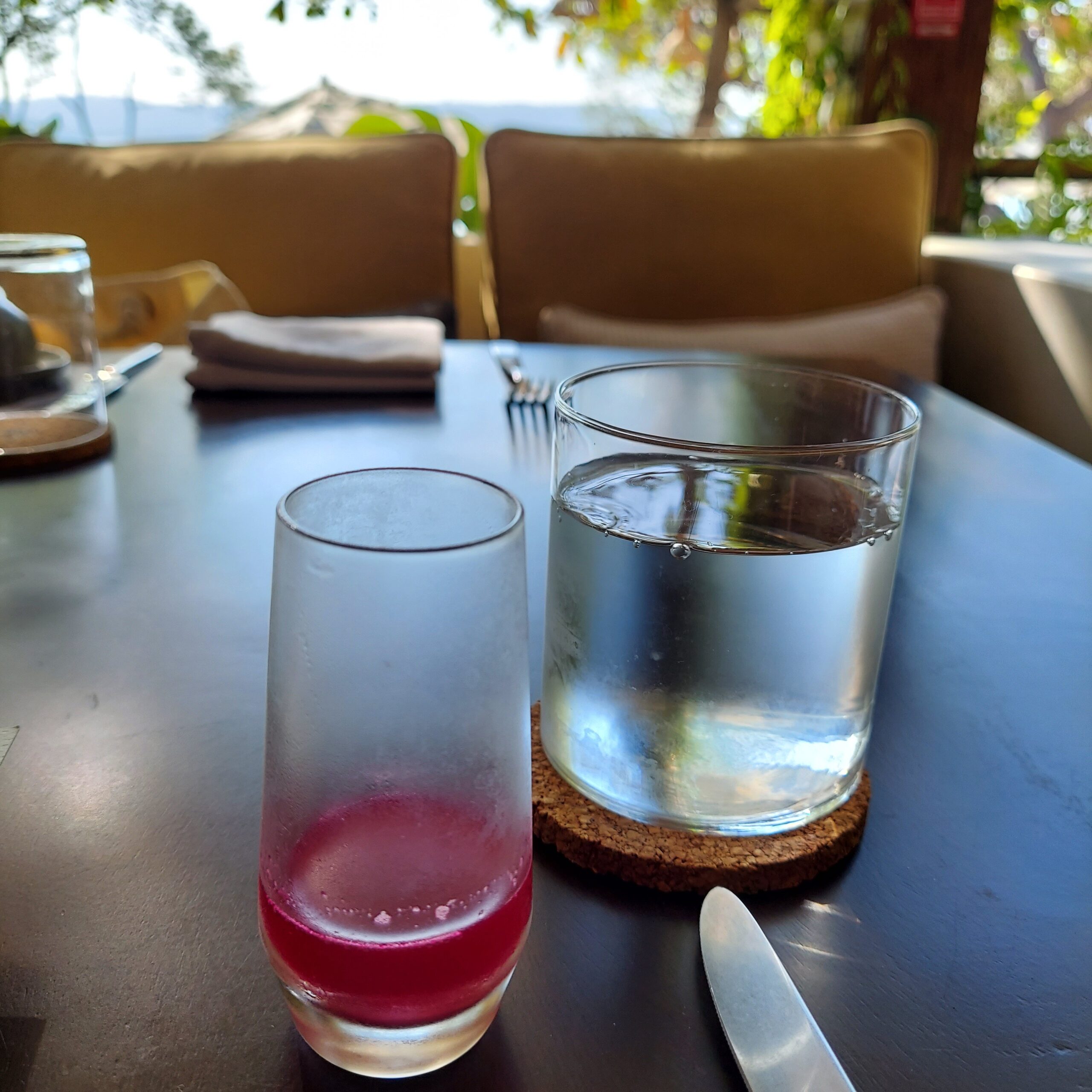 テーブルの上の飲み物が入ったグラス
