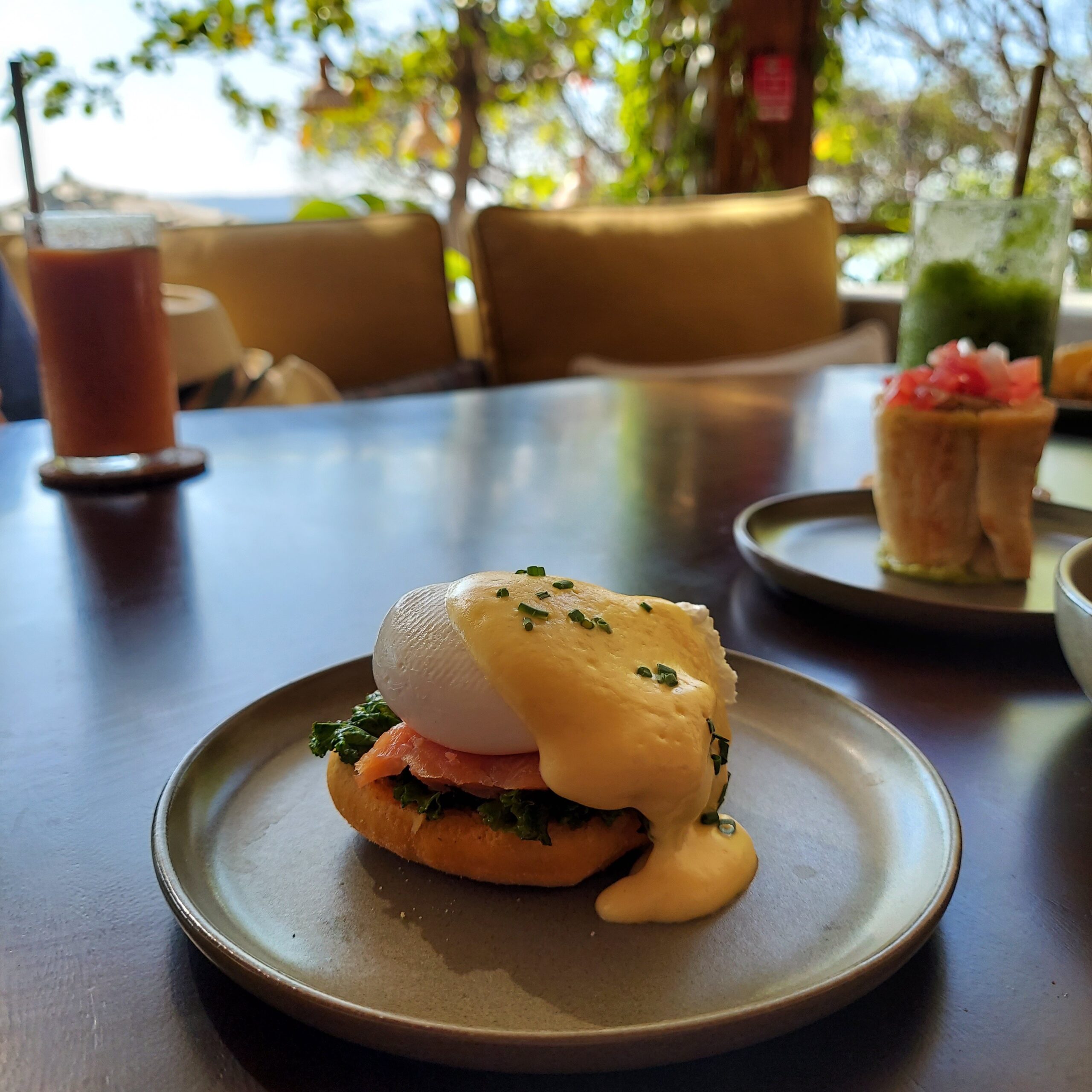 皿の上の食べ物と飲み物