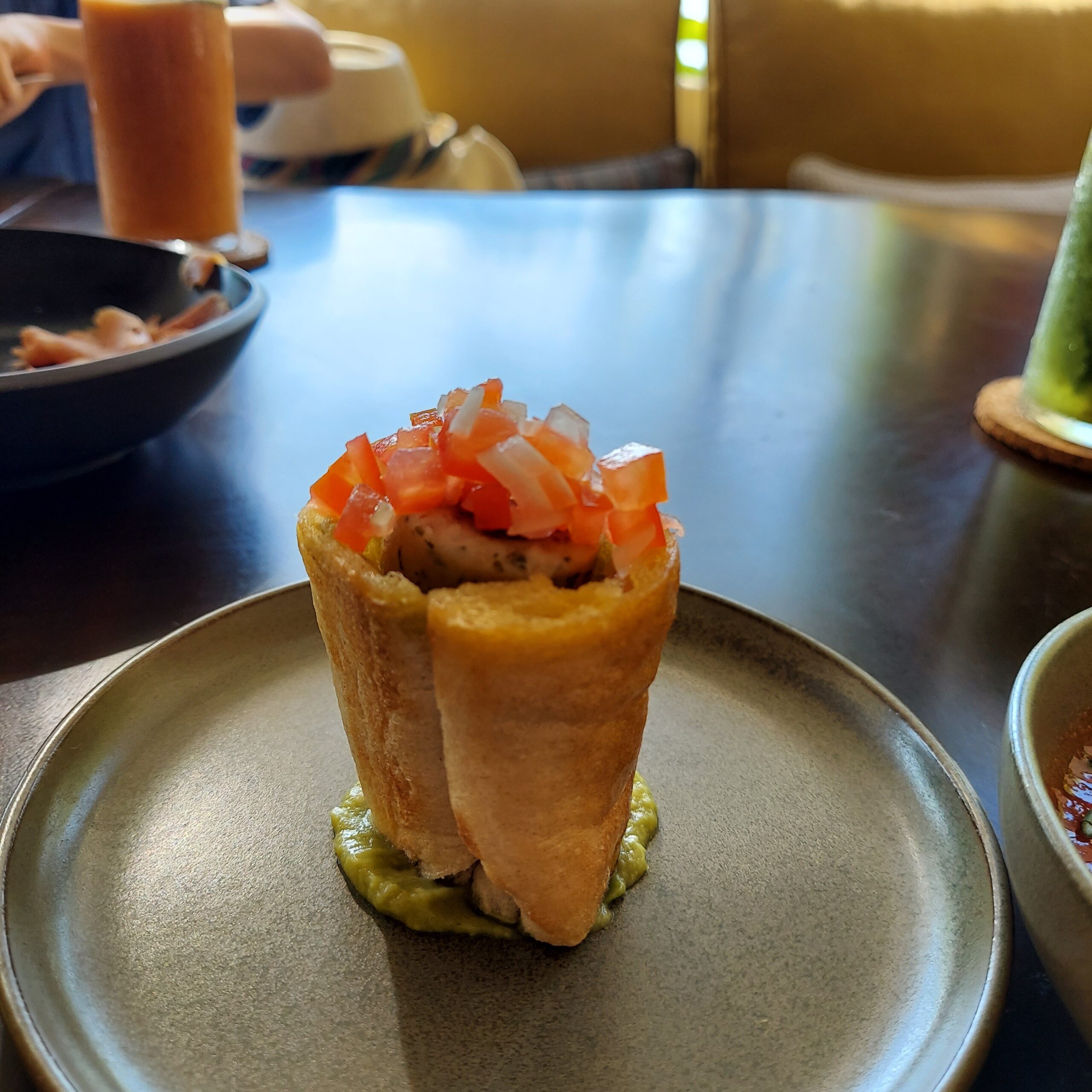 皿の上の食べ物と飲み物